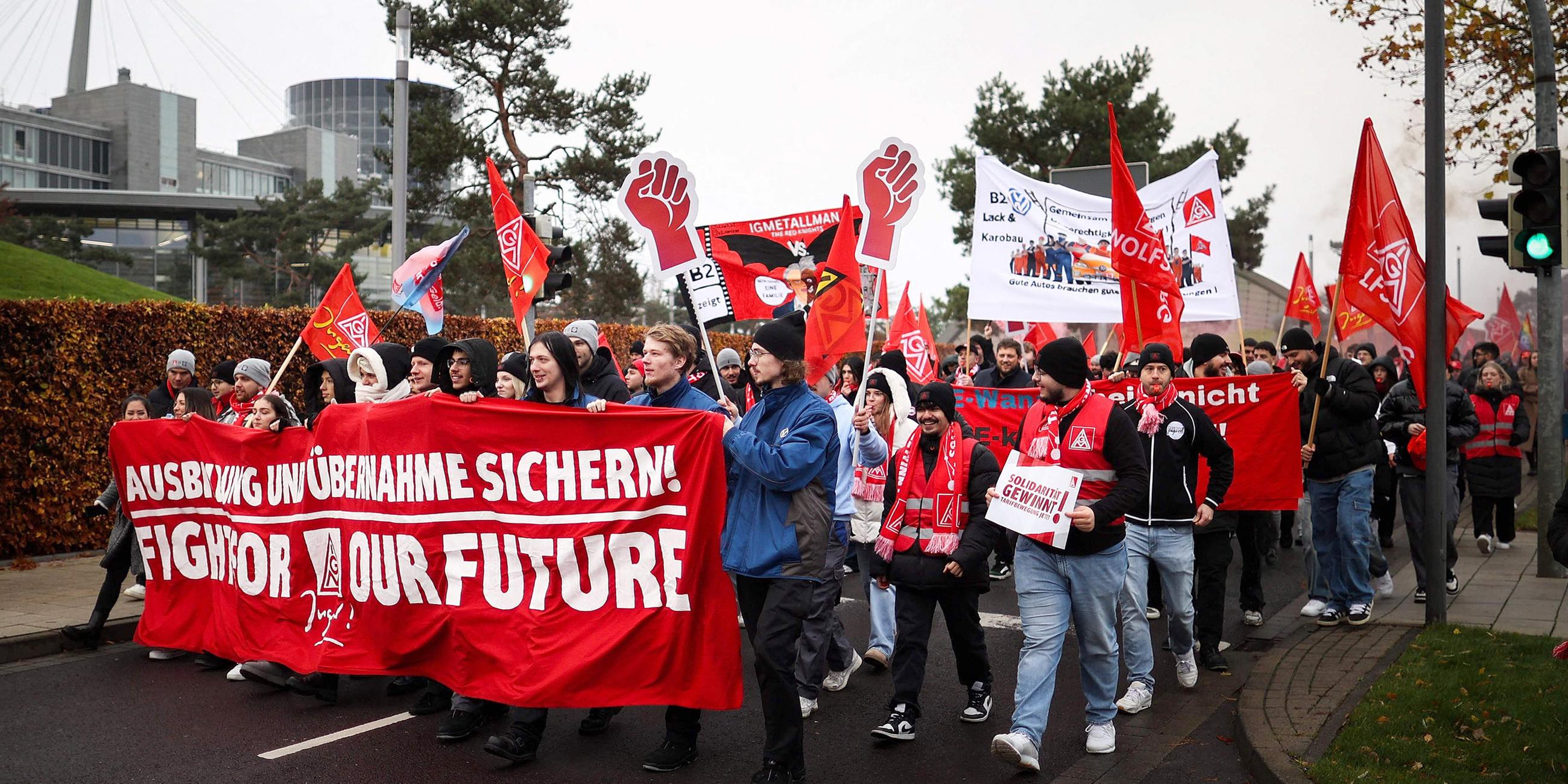 Mitarbeiter von Volkswagen protestieren in Wolfsburg