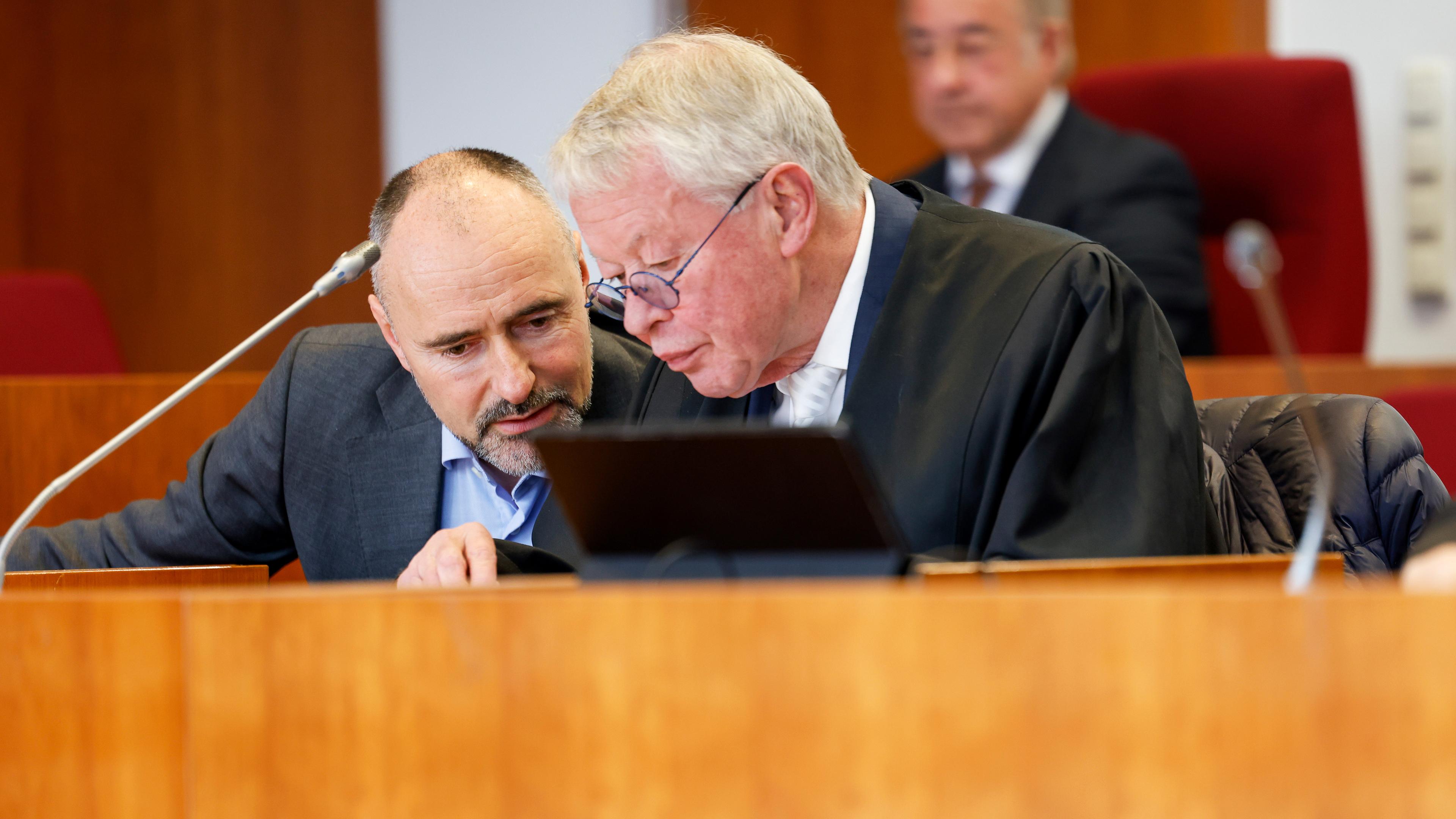 Der angeklagte Anwalt Kai-Uwe Steck (l) sitzt neben seinem Rechtsanwalt Gerhard Strate im Gerichtssaal.