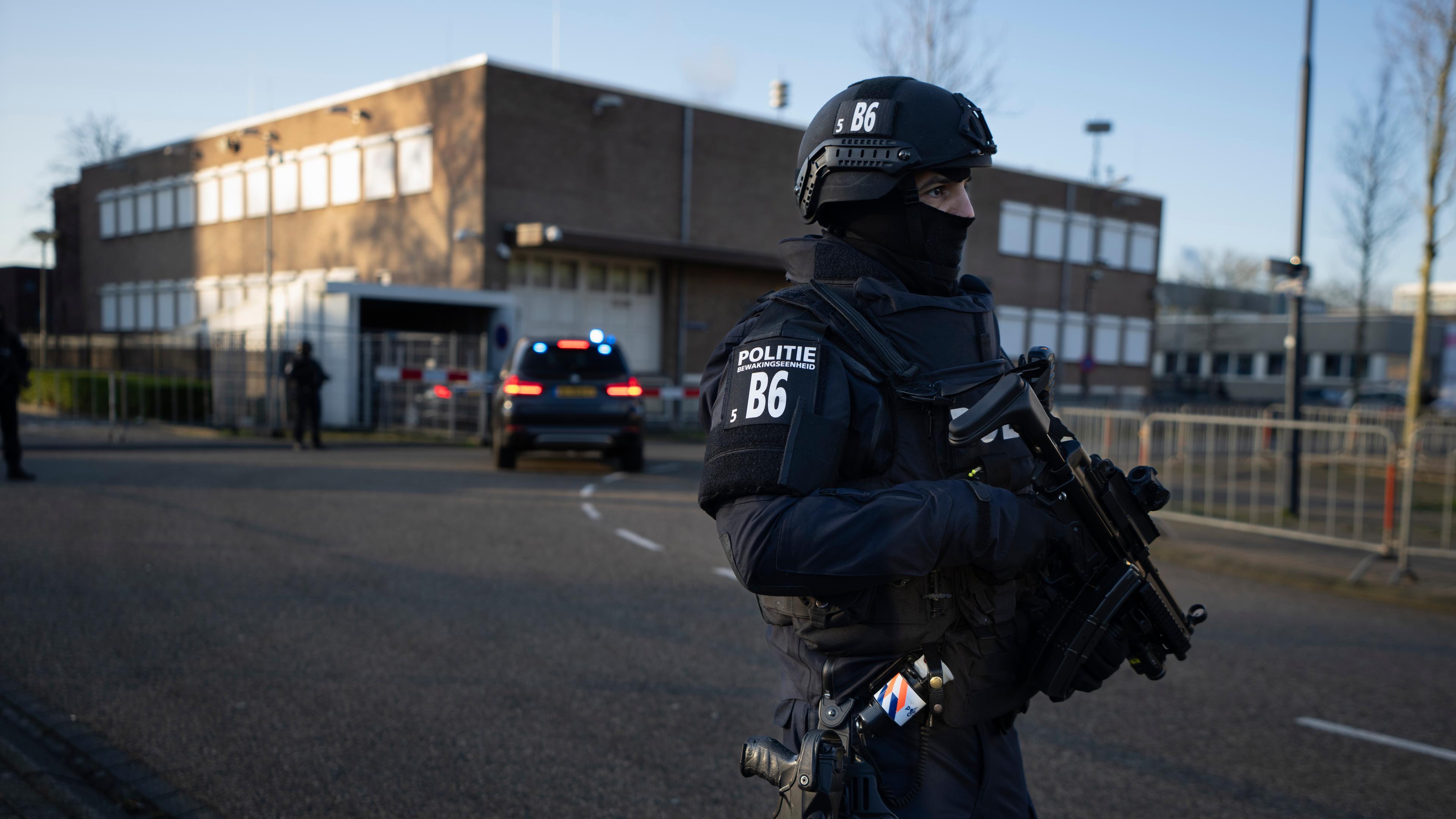 Bewaffneter und maskierter Polizist