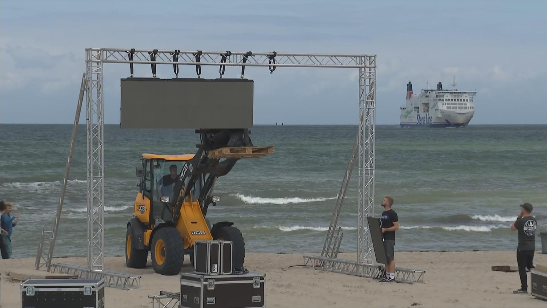 Am Strand in Warnemünde wird die Leinwand für das Public Viewing aufgebaut.
