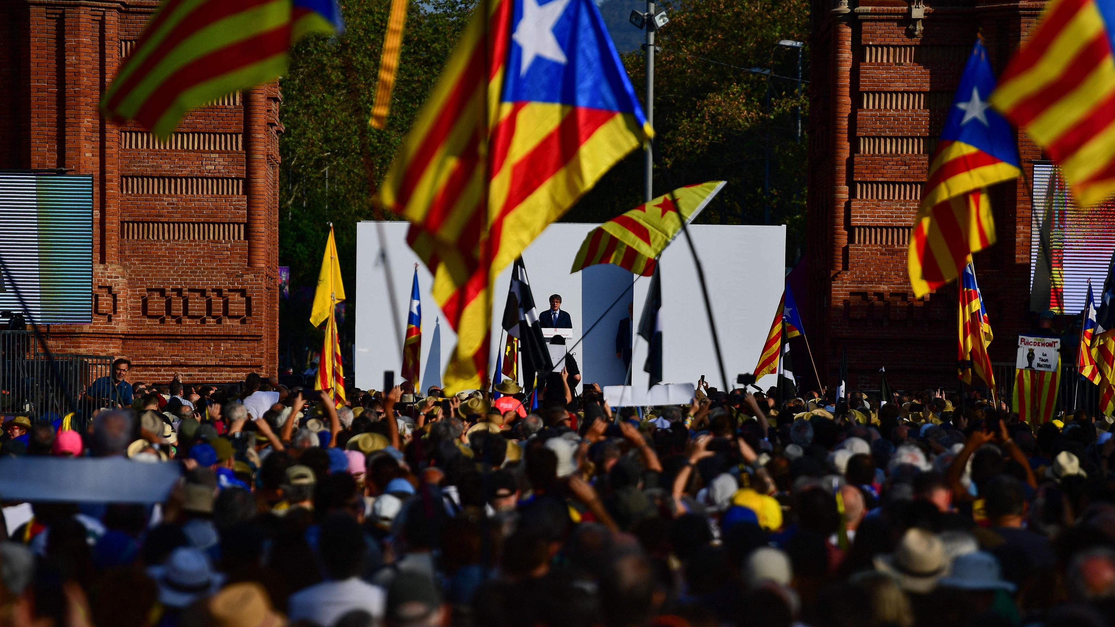 TOPSHOT-SPAIN-CATALONIA-POLITICS-PARLIAMENT