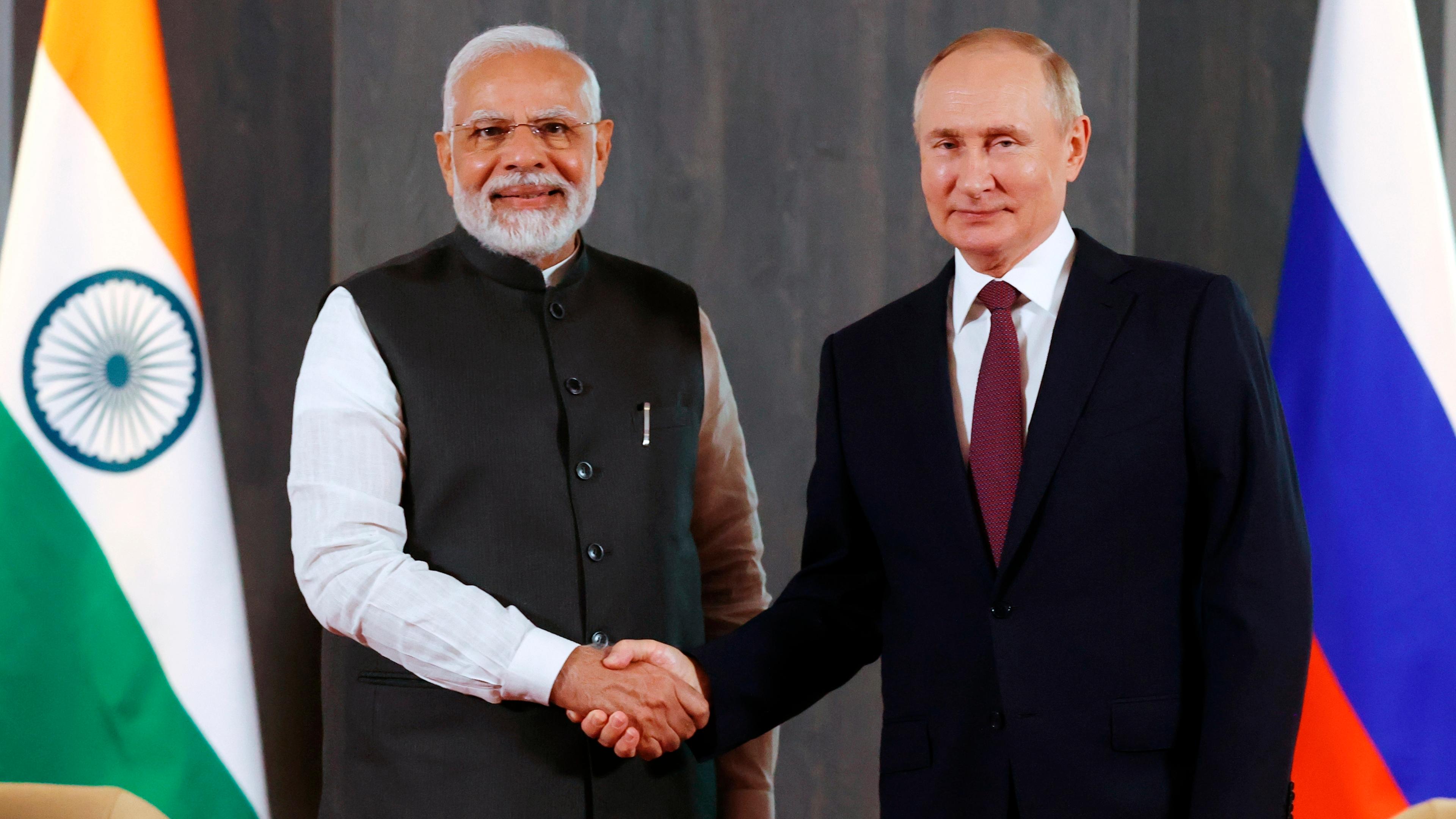 Der indische Premier Narendra Modi und der russische Präsident Wladimir Putin reichen sich die Hände.