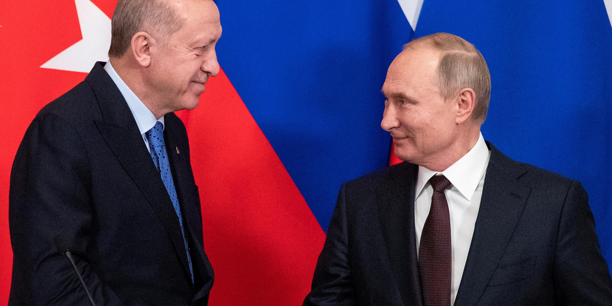 Archiv: Der russische Präsident Wladimir Putin und der türkische Präsident Tayyip Erdogan am 05.03.2020 in Moskau.