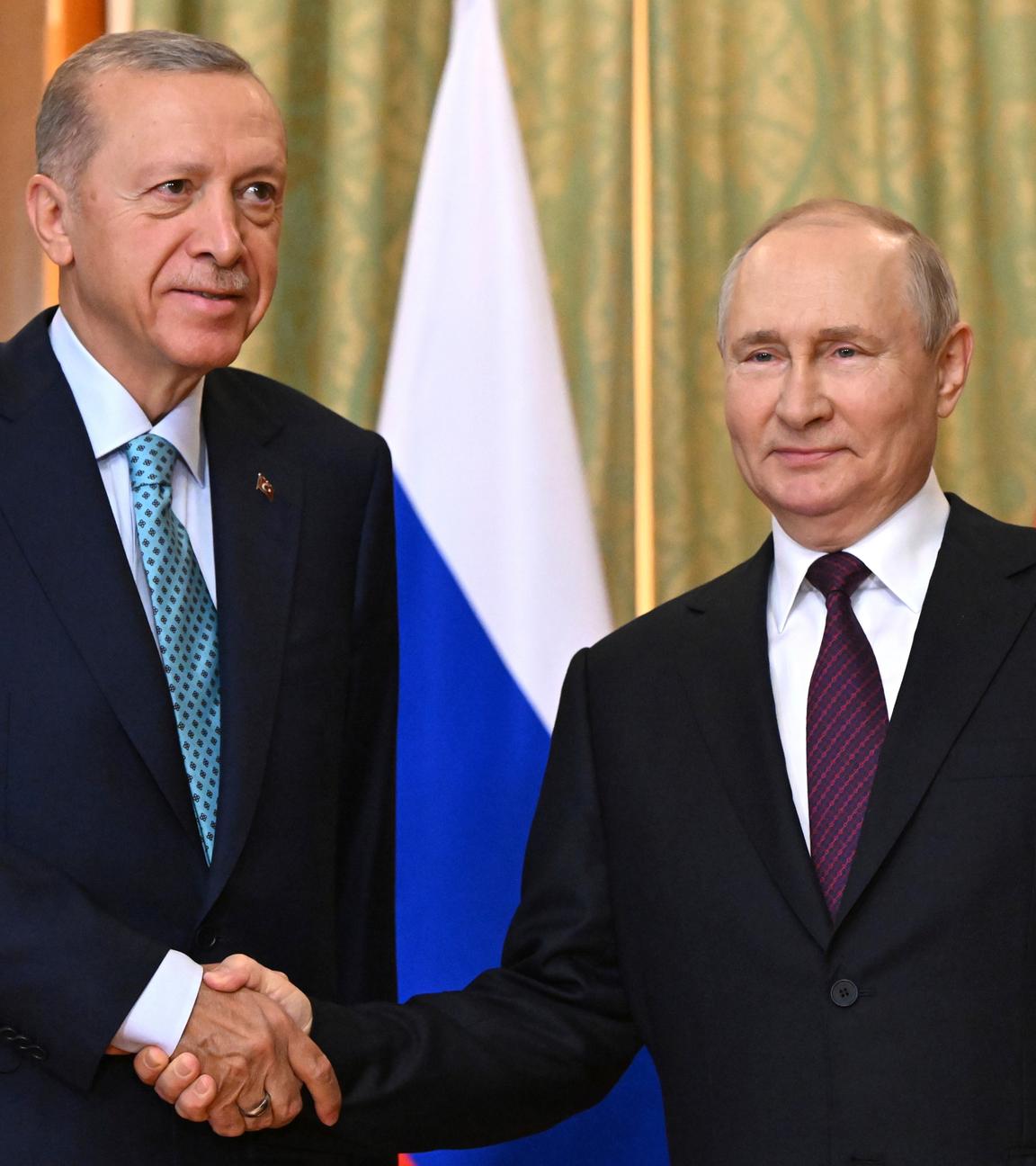 Wladimir Putin (r), Präsident von Russland und Recep Tayyip Erdogan, Präsident der Türkei, während eines Treffens.