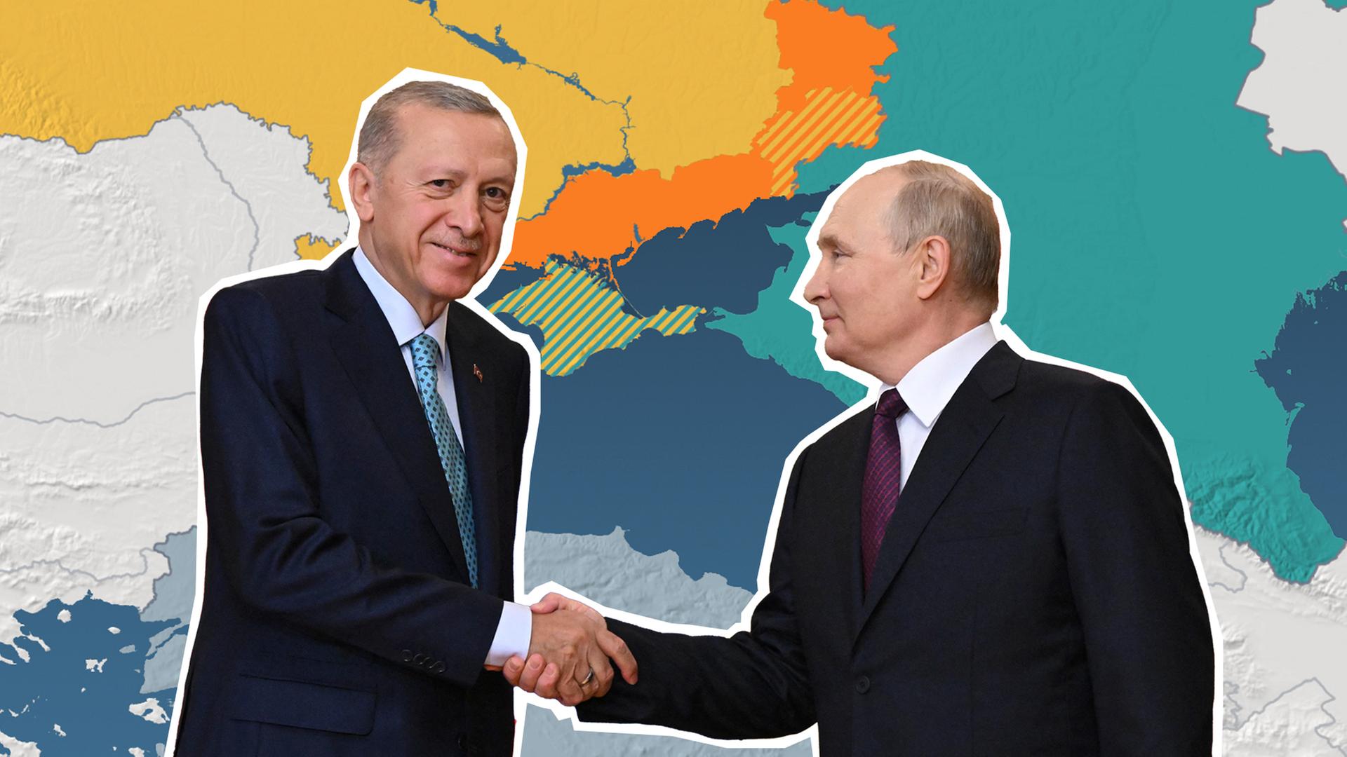 Wladimir Putin und Recep Tayyip Erdogan geben sich die Hand in Sotschi. Hinter ihnen eine Landkarte, die die Anrainer-Staaten des Schwarzen Meeres zeigt.