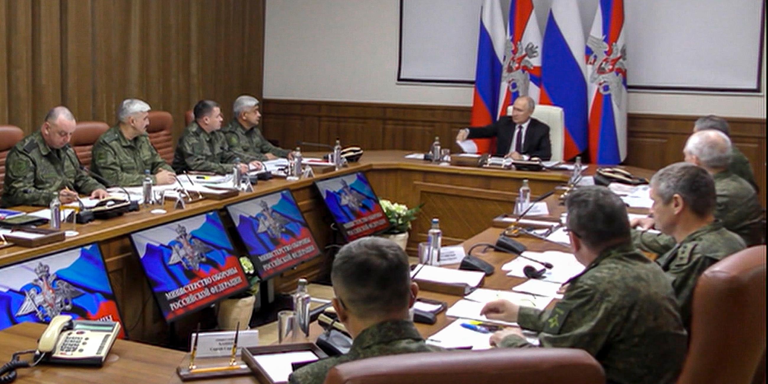 Dieses vom russischen Fernsehen RU-RTR zur Verfügung gestellten Videostandbild zeigt Wladimir Putin (hinten M), Präsident von Russland, bei einem Treffen mit hochrangigen Kommandeuren. 