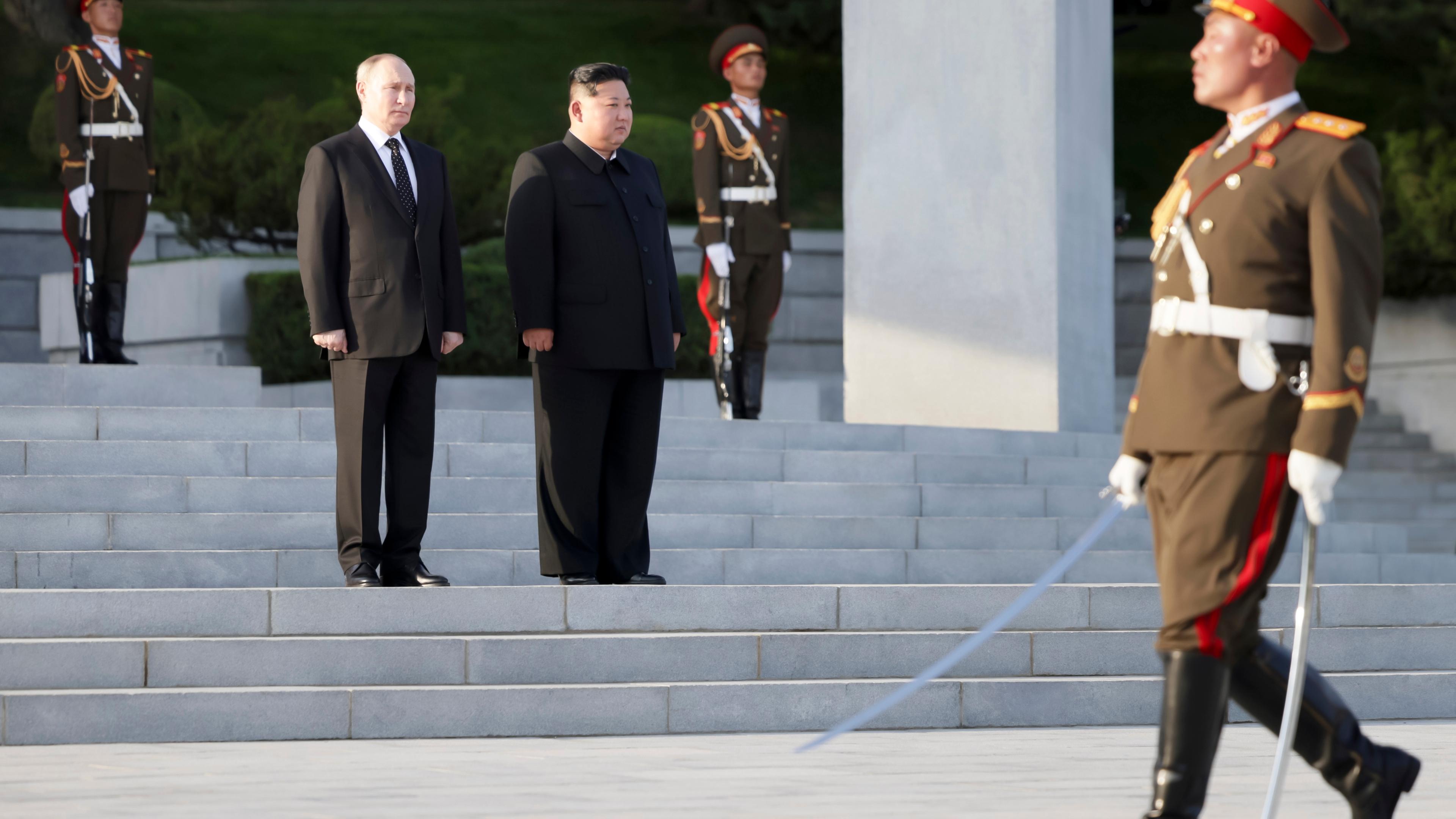 Russlands Präsident Putin und Nordkoreas Machthaber Kim stehen nebeneinander bei einer Militärparade in Pjöngjang, Nordkorea