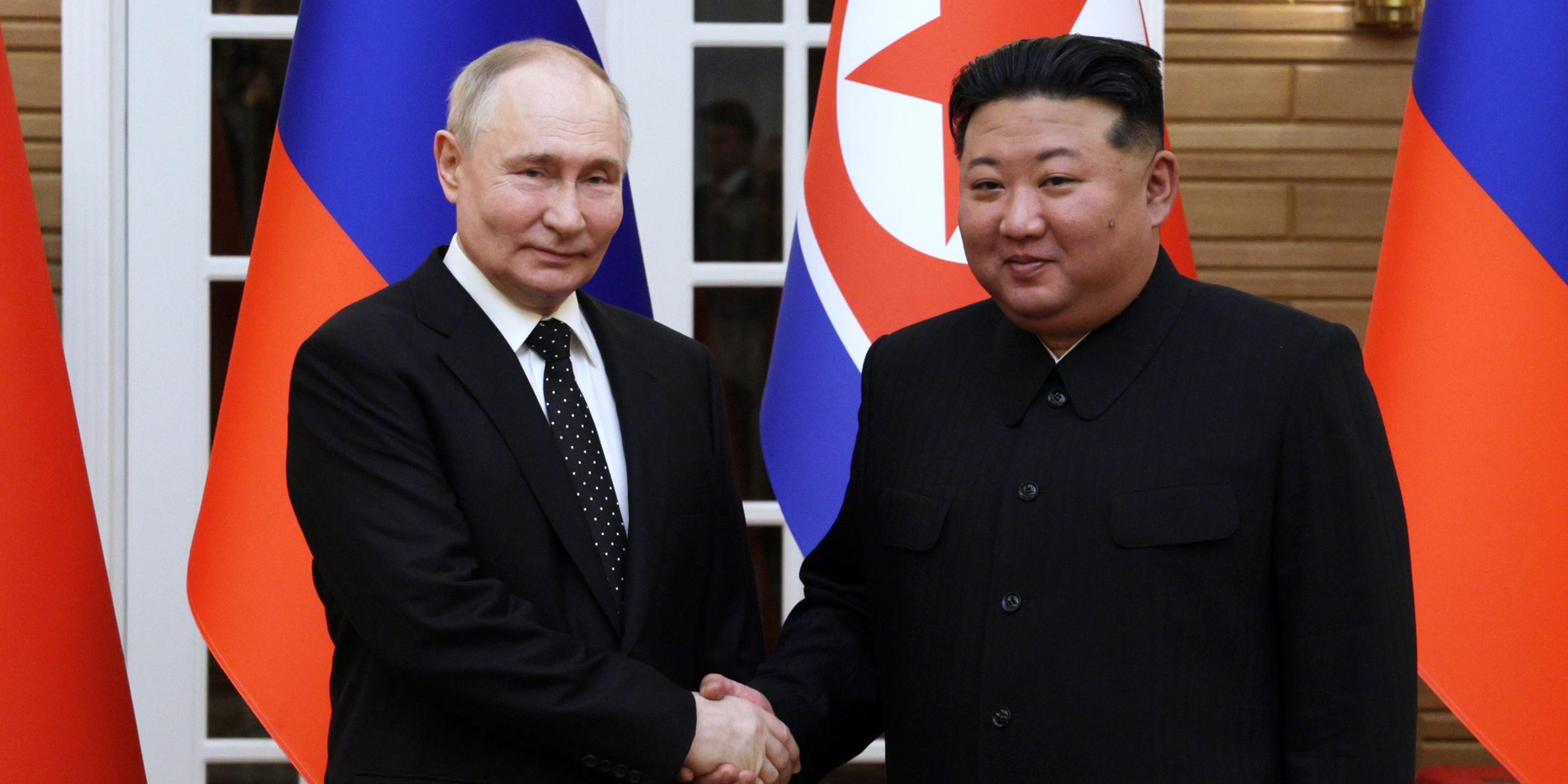Putin und Kim beim Handschlag. 