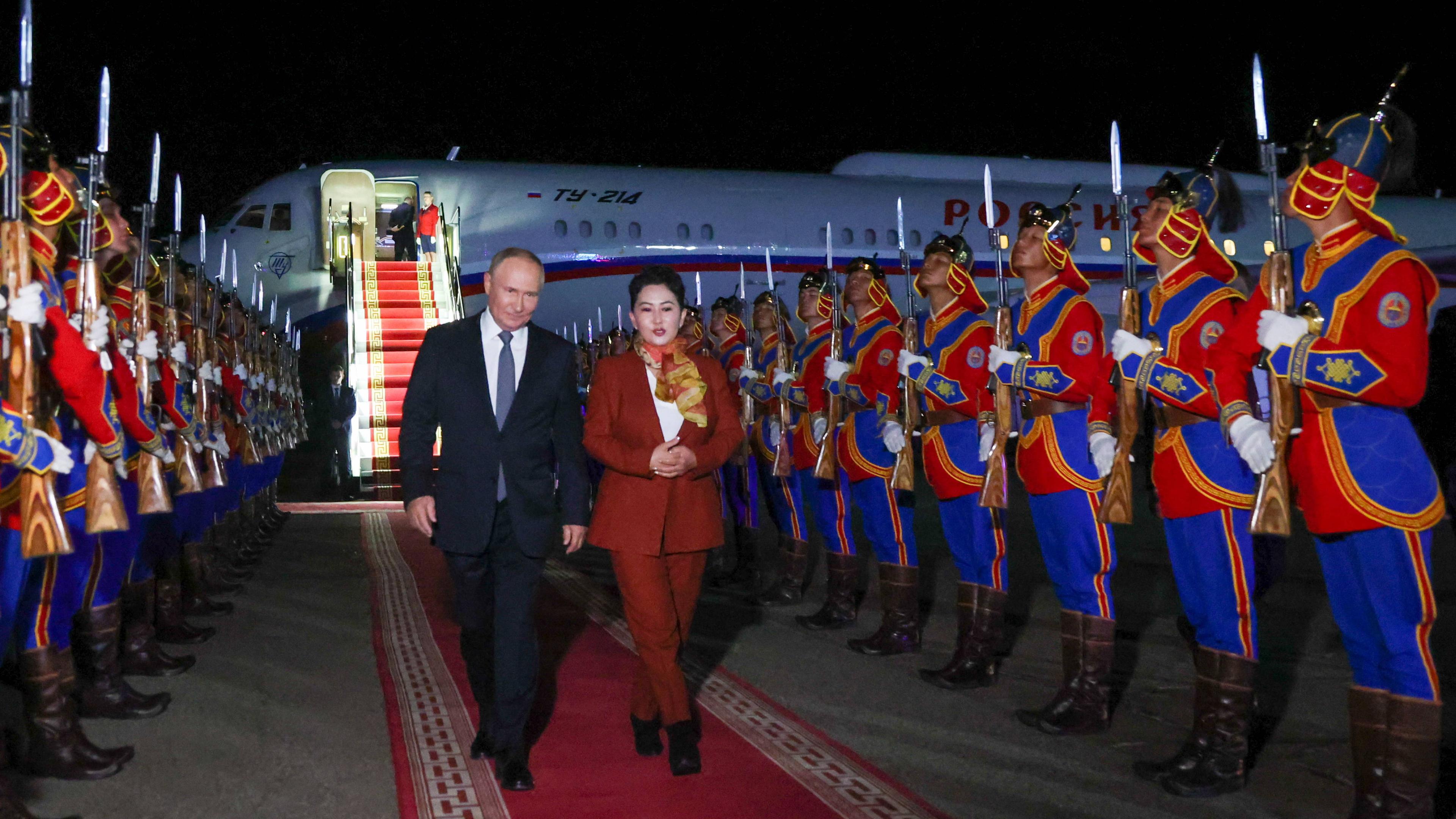 Russlands Präsident Wladimir Putin wird am Flughafen in Ulan Bator empfangen.