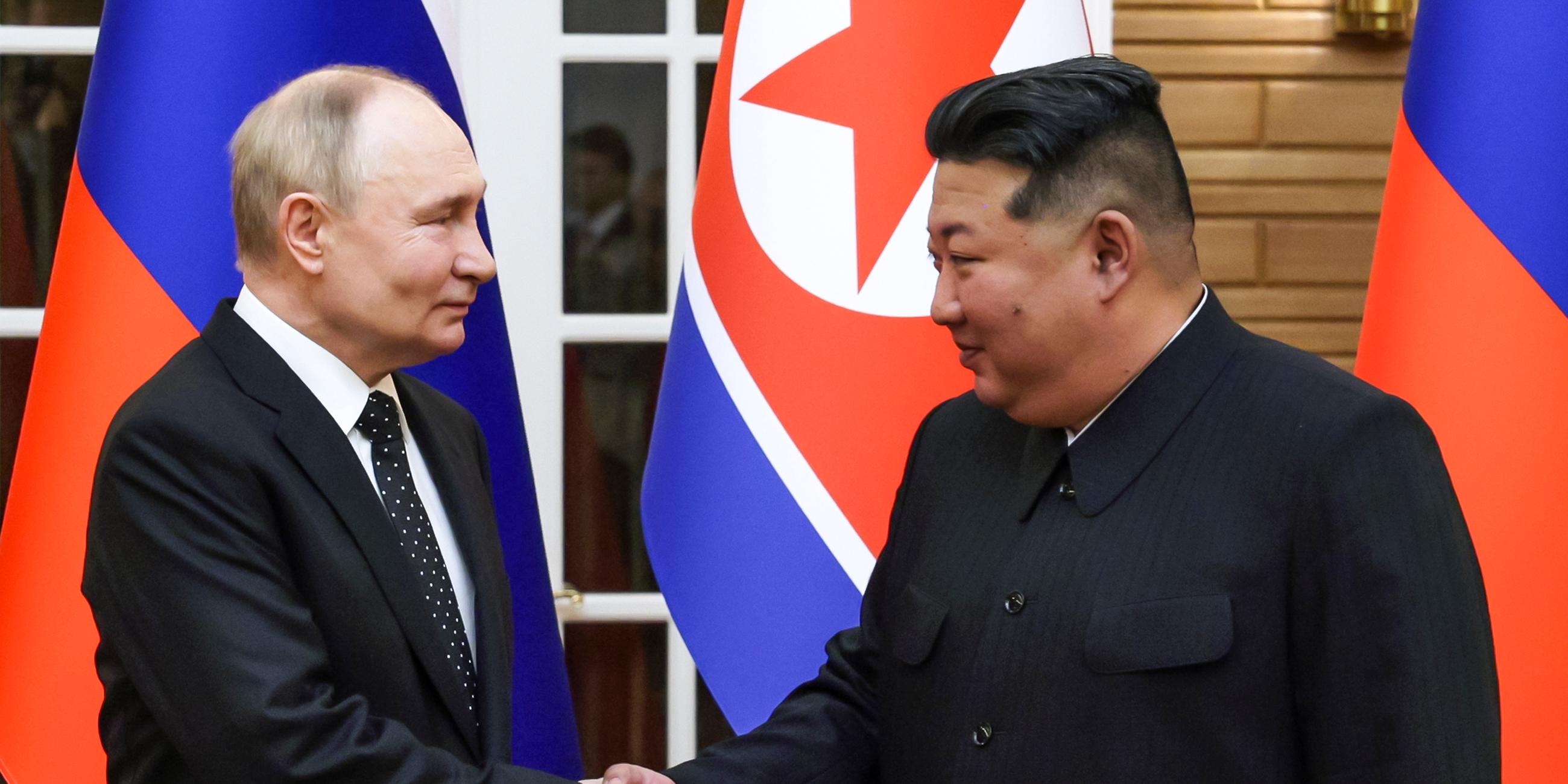 Putin links und Kim Jong Un rehcts schütteln die Hände in Pyongyang