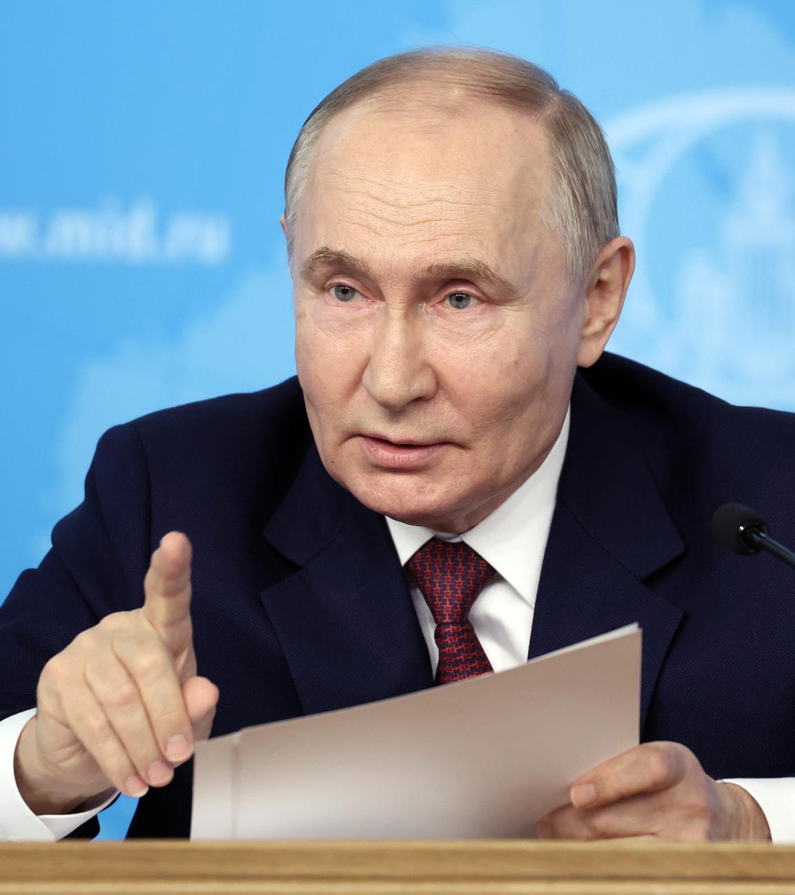 Der russische Präsident Wladimir Putin auf einer Pressekonferenz des Außenministeriums, bei dem er seine Forderungen für Friedensgespräche mit der Ukraine vorstellte.