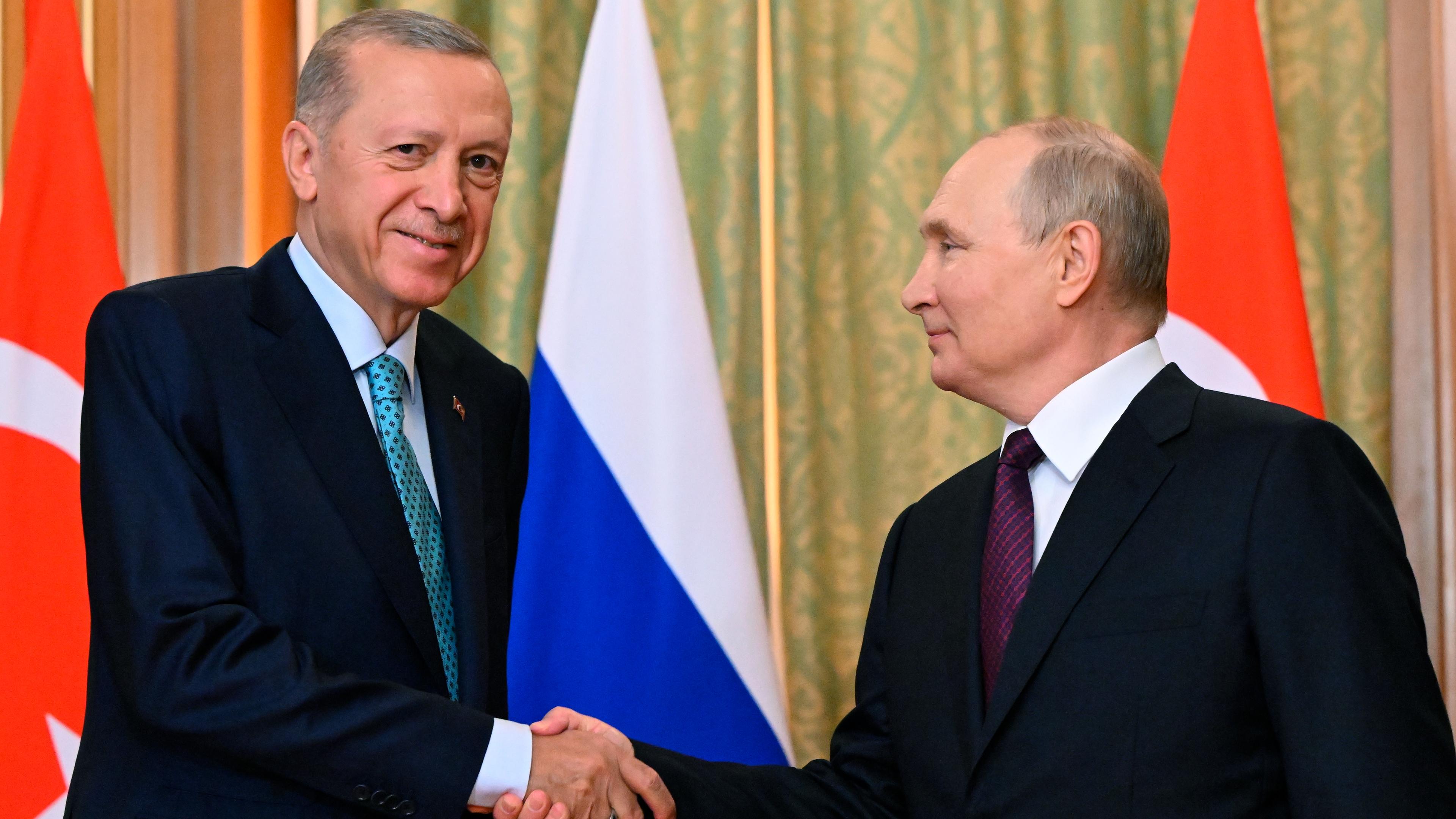 Der russische Präsident Wladimir Putin n (r) und der türkische Präsident Recep Tayyip Erdogan, aufgenommen am 04.09.2023 in Sotschi
