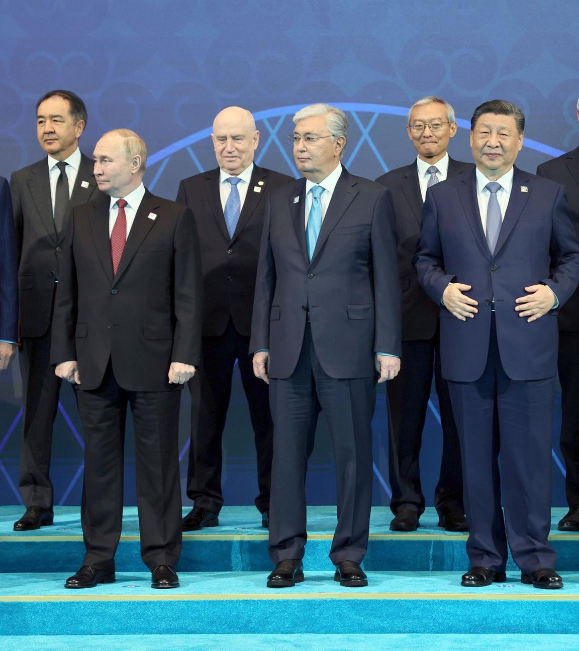 Kasachstan, Astana: Recep Tayyip Erdogan (l-r, vorne), Wladimir Putin, Kassym-Schomart Tokajew, Xi Jinping und Emir Scheich Tamim bin Hamad Al Thani