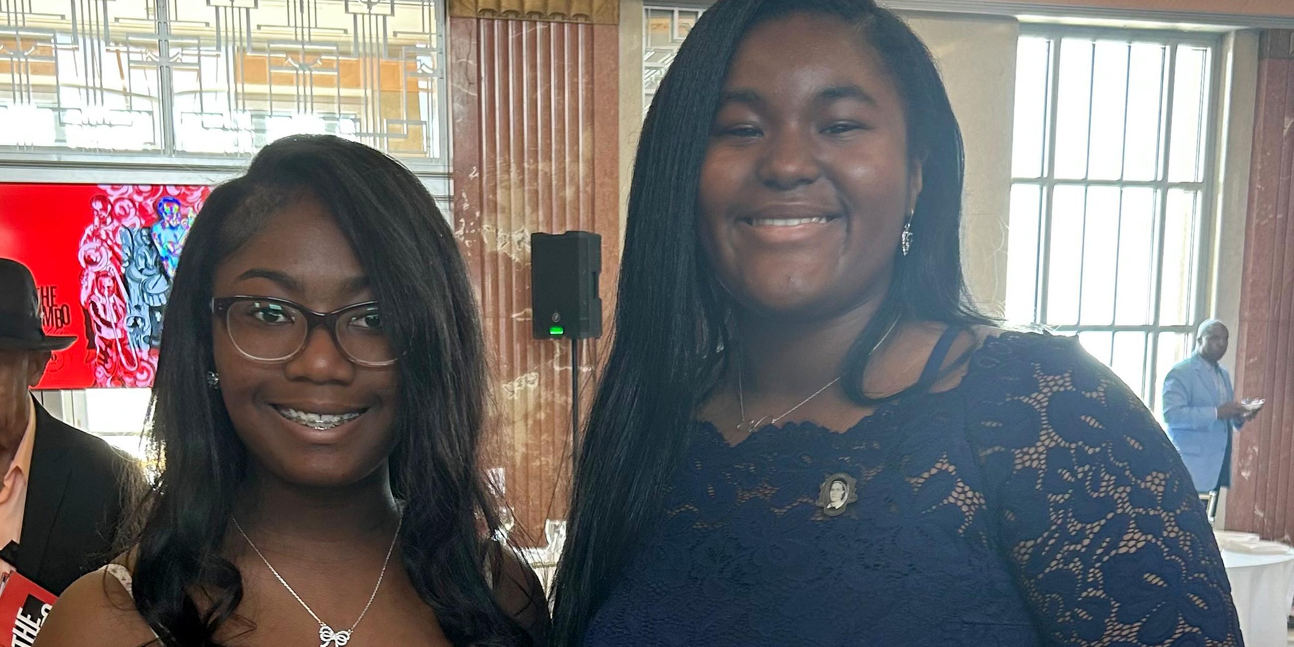 Ne·Kiya Jackson (l) und Calcea Johnson beweisen den Sath des Pythagoras