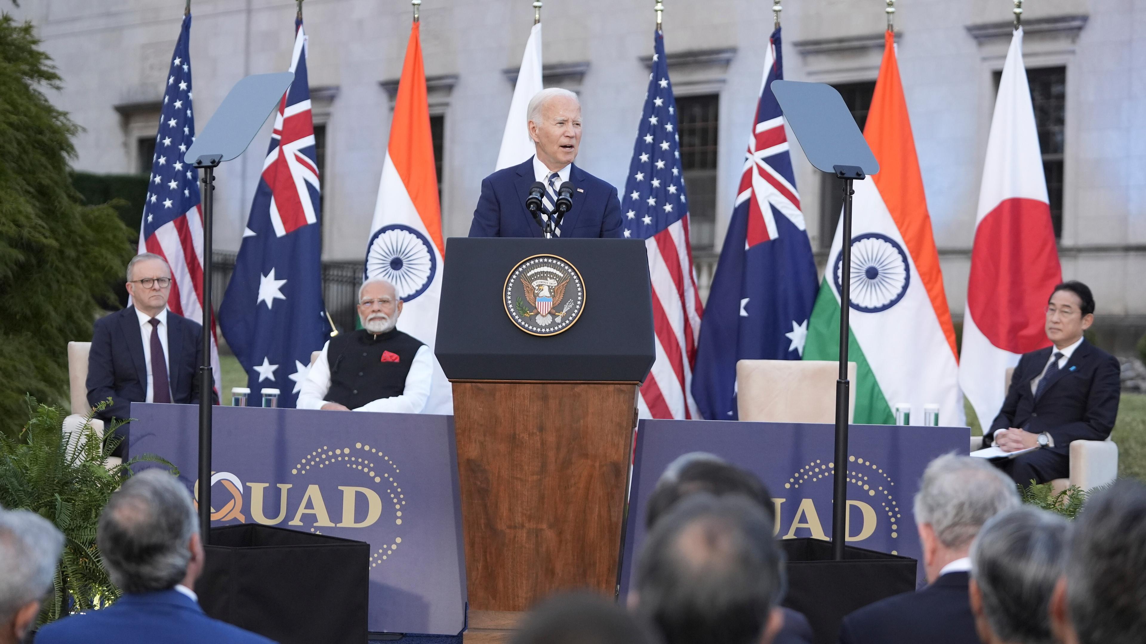 Präsident Joe Biden spricht zusammen mit dem australischen Premierminister Anthony Albanese, dem japanischen Premierminister Fumio Kishida und dem indischen Premierminister Narendra Modi am Rande des Gipfeltreffens der vier Staats- und Regierungschefs.