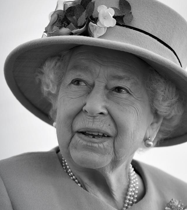 Königin Elisabeth II. von Großbritannien spricht während ihres Besuchs eines Rüstungstechnologiezentrum in der Nähe der südenglischen Stadt Salisbury. In einem seltenen persönlichen Einblick hat Queen Elizabeth II. über Folgen ihrer Corona-Erkrankung berichtet.