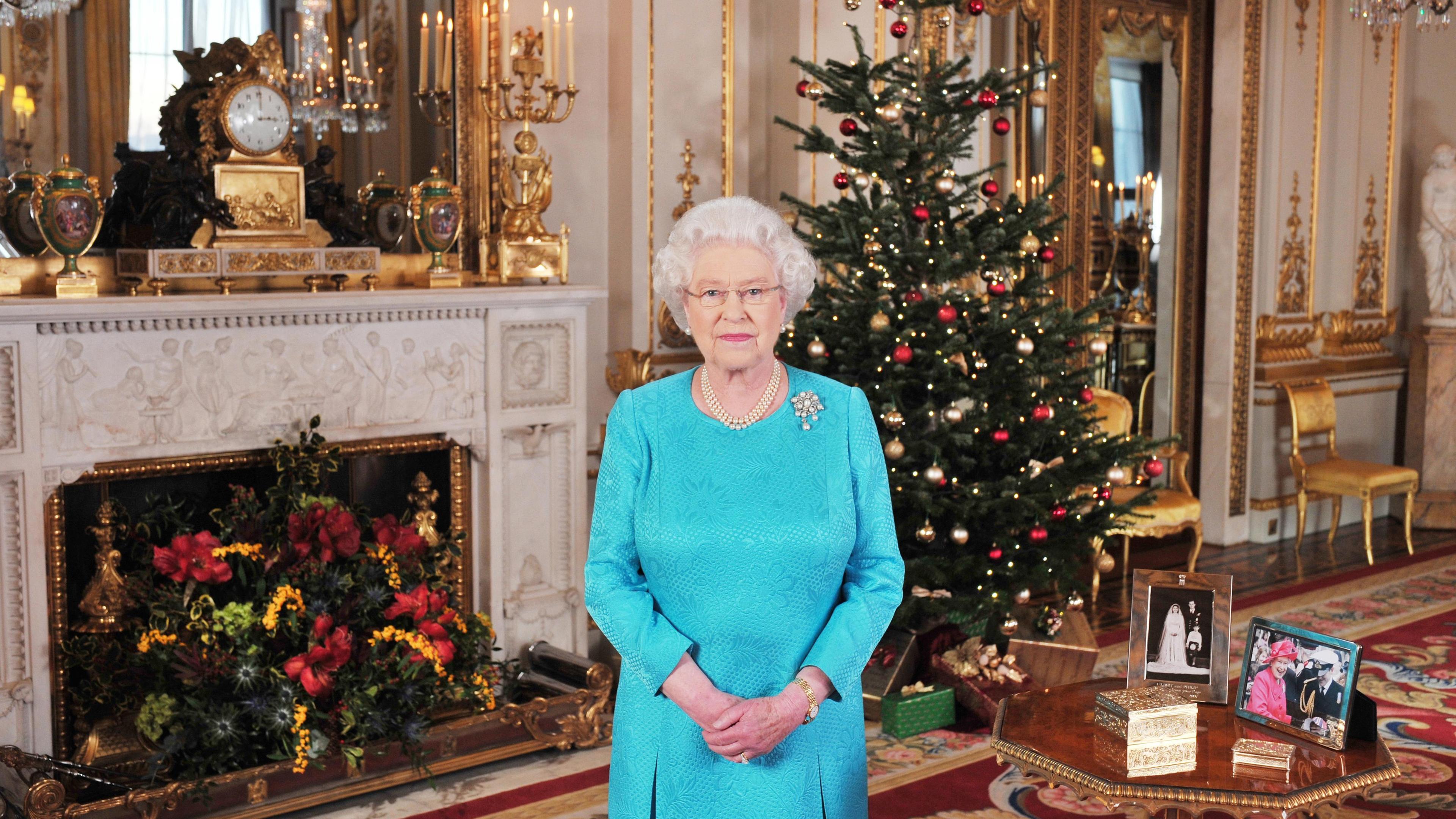 Queen christmas. Дворец Елизаветы королевы Англии. Елизавета 2 в Сандрингеме 2021. Рождественское обращение королевы Елизаветы 2019. Королевская семья Великобритании Рождество дворец.