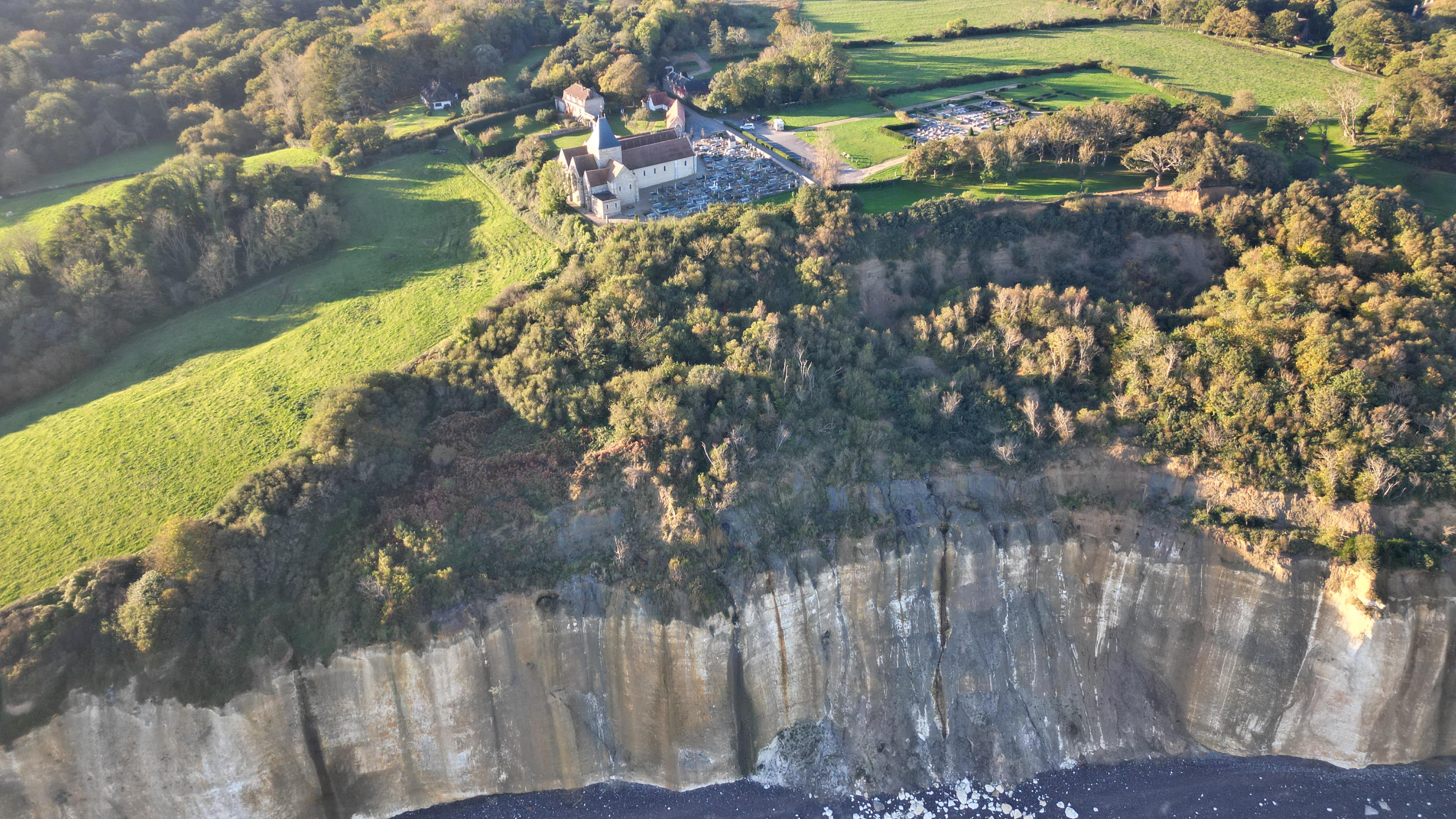 Luftaufnahme vom französischen Quiberville, wo durch die fortschreitende Küstenerosion Gebäude und Anwohner bedroht sind.