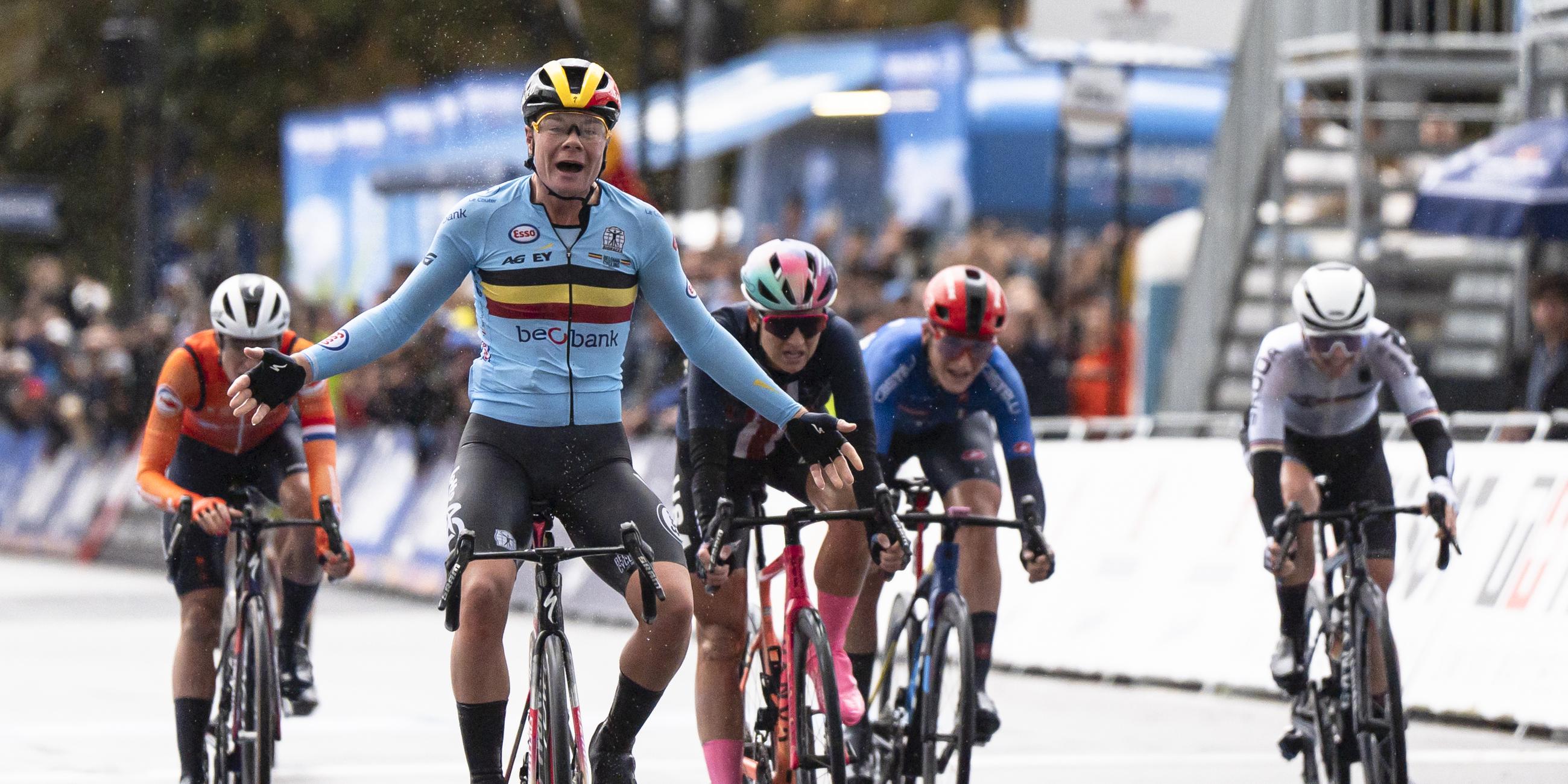 Die Belgierin Lotte Kopecky setzt sich im Zielsprint des WM-Straßenrennens durch, Liane Lippert (r.) wird Vierte