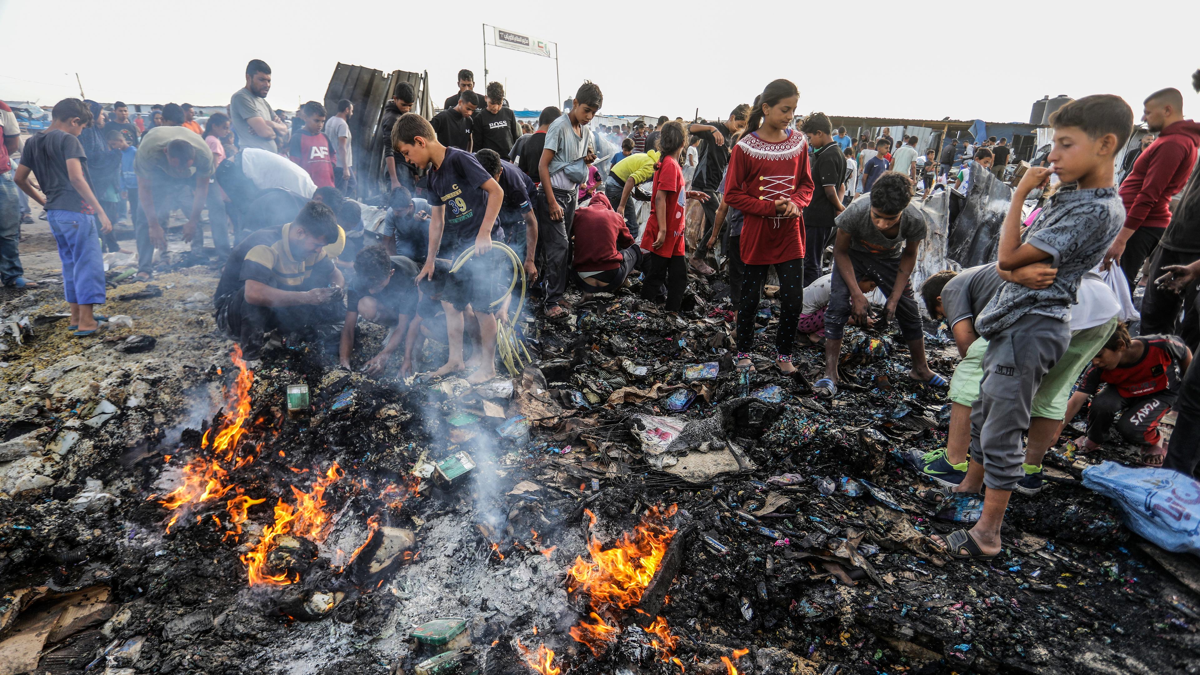 Rafah: Palästinenser inspizieren zerstörte Zelte und Unterkünfte nach einem israelischen Luftangriff auf ein Flüchtlingslager, der zahlreiche Tote und Verletzte zur Folge hatte.