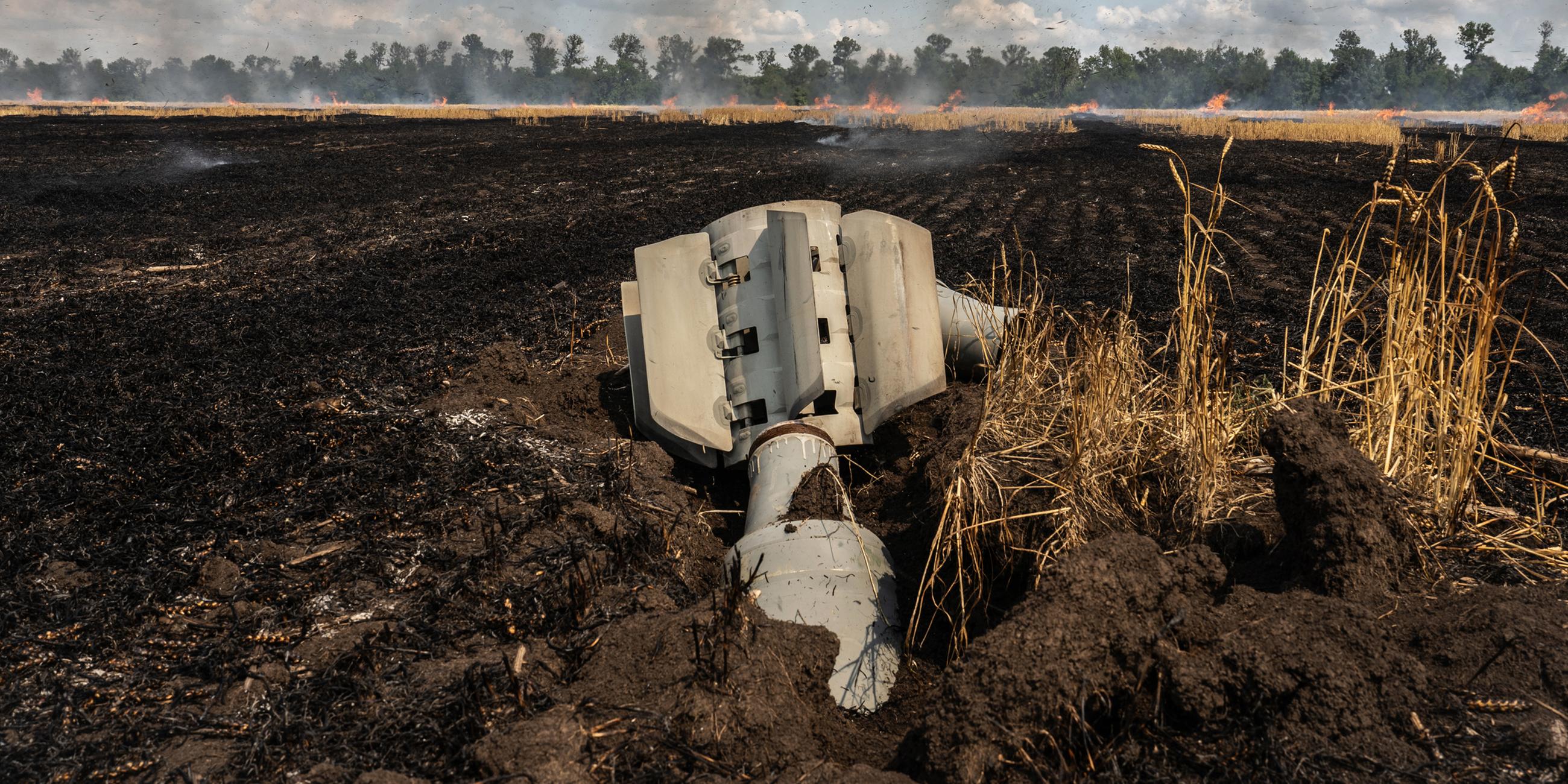 Überbleibsel einer russischen Rakete in einem ukrainischen Weizenfeld. Angriffe wie dieser verstärken die Nahrungsmittelkrise in und außerhalb der Ukraine.