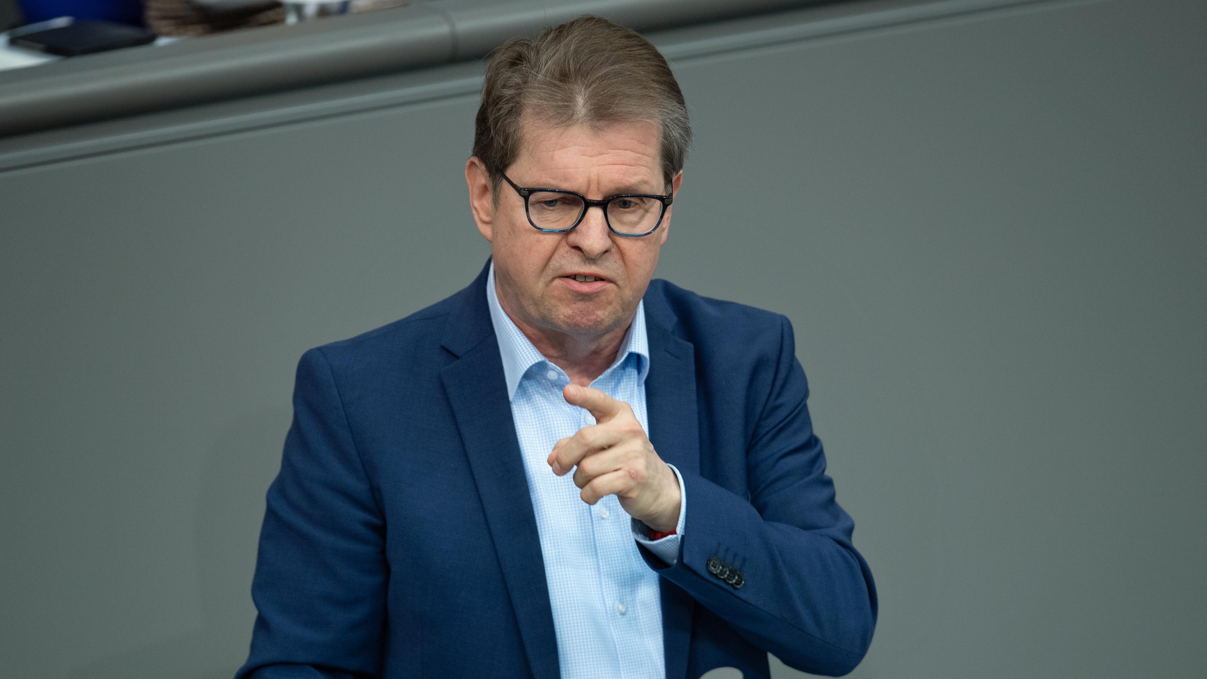 Ralf Stegner (SPD), Bundestagsabgeordneter, spricht während der 157. Sitzung des Bundestages am 15.03.2024.