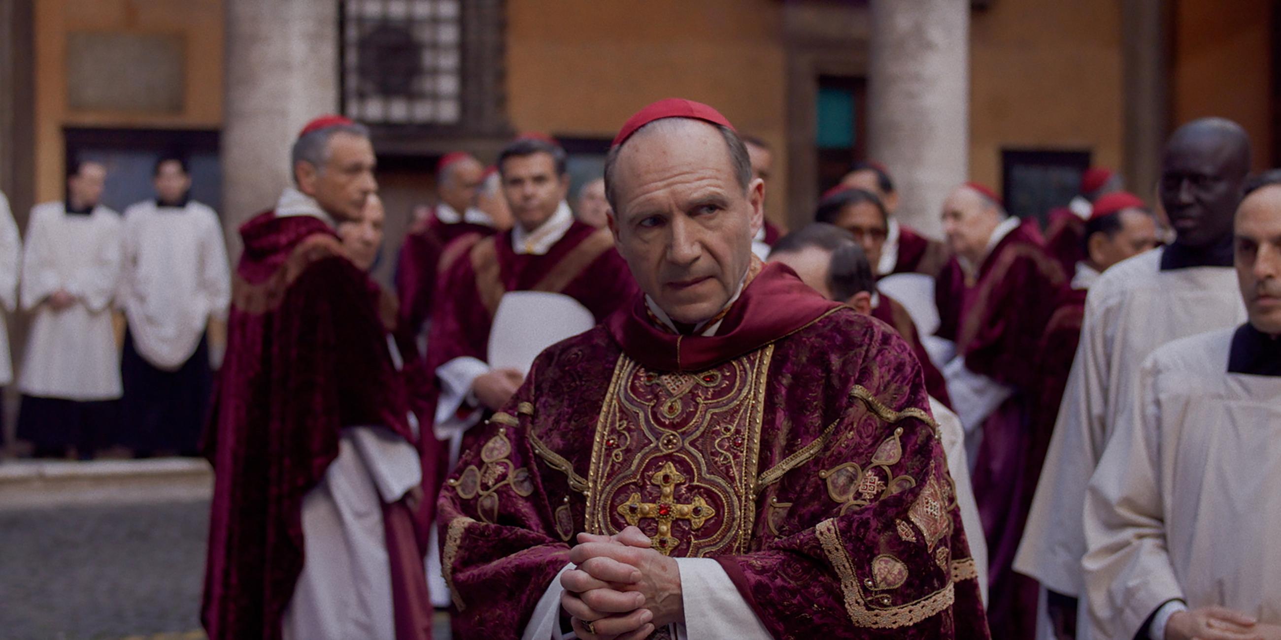 Ralph Fiennes als Cardinal Lawrence in einer Szene des Films "Konklave"