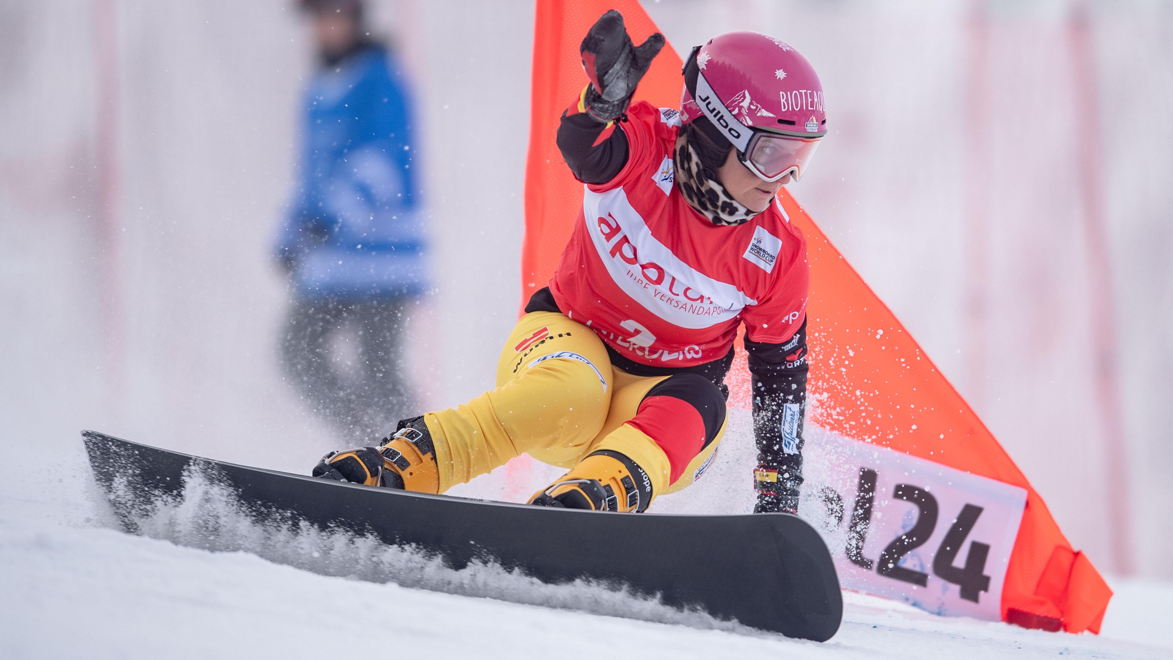 10.12.2022, Nordrhein-Westfalen, Winterberg: Snowboard: Weltcup, Parallel-Slalom, Mixed Team. Ramona Hofmeister (Deutschland) in Aktion.