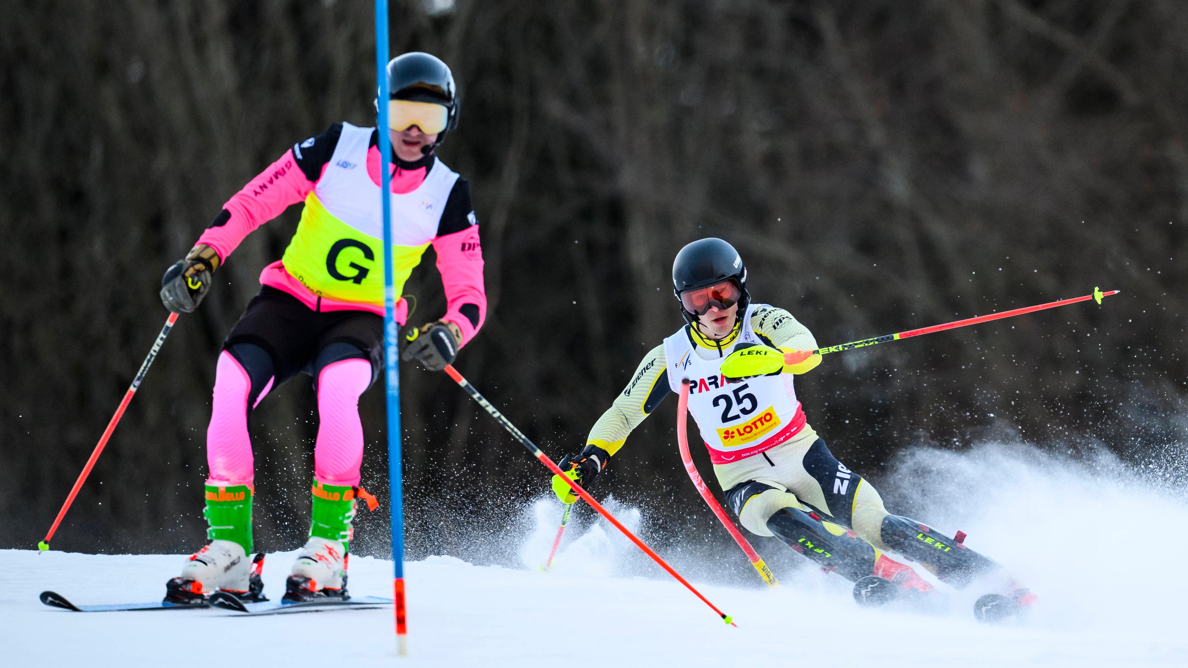 Para-Skirennläufer Alexander Rauen (r.) mit seinem Guide Jeremias Wilke beim Weltcup am Feldberg