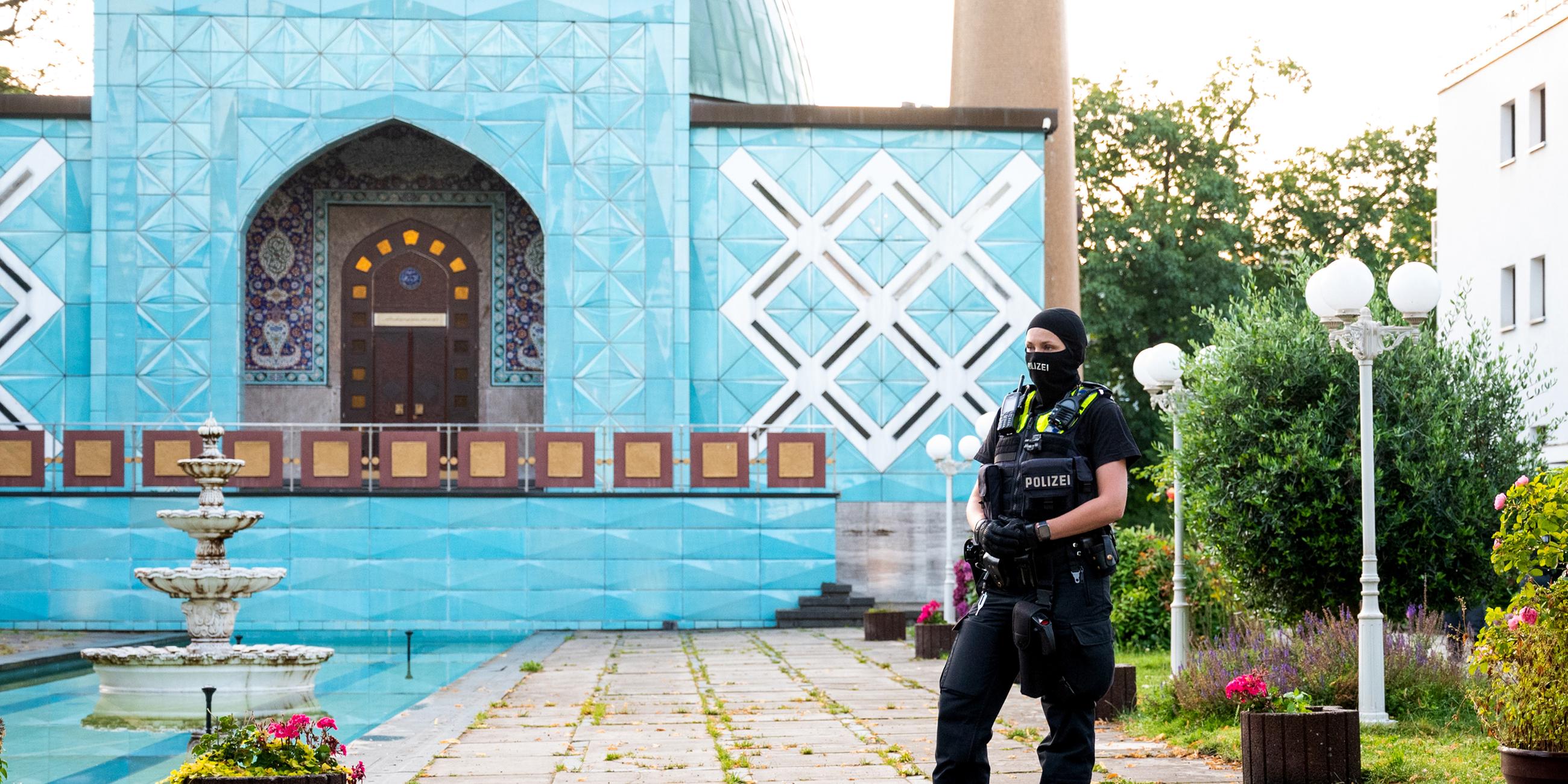 Einsatzkräfte der Polizei gehen während einer Razzia auf das Gelände vom Islamischen Zentrum Hamburg mit der Imam Ali Moschee (Blaue Moschee) an der Außenalster am 24.07.2024