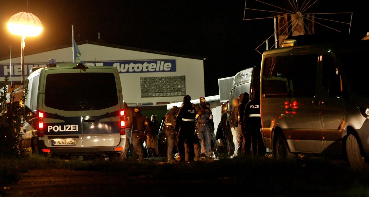 Polizei löst rechtsextremes Treffen im Westerwald auf – 130 Teilnehmer kontrolliert.