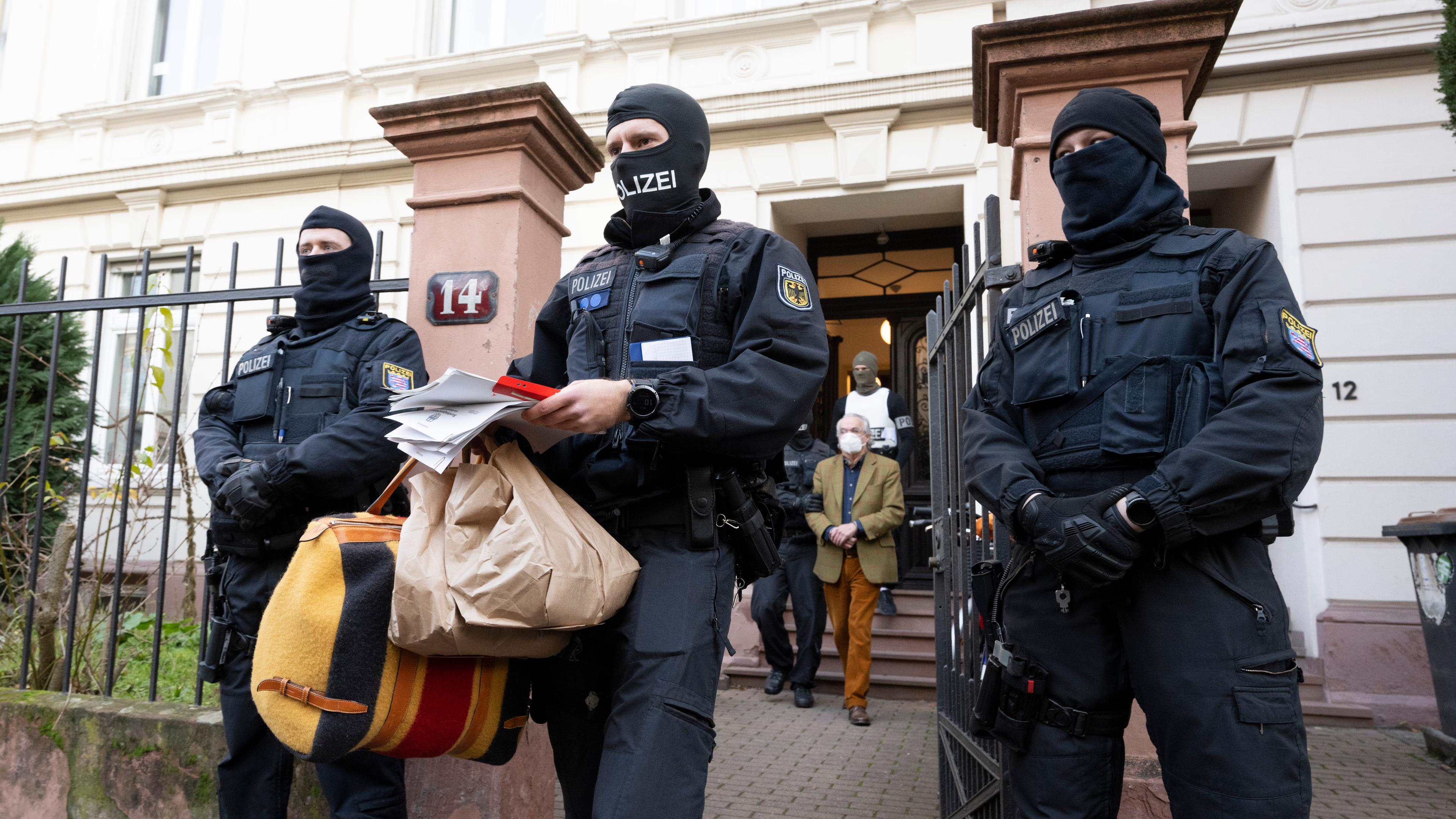 Reichsbürgerszene: Prozessauftakt Gegen "Vereinte Patrioten" - ZDFheute