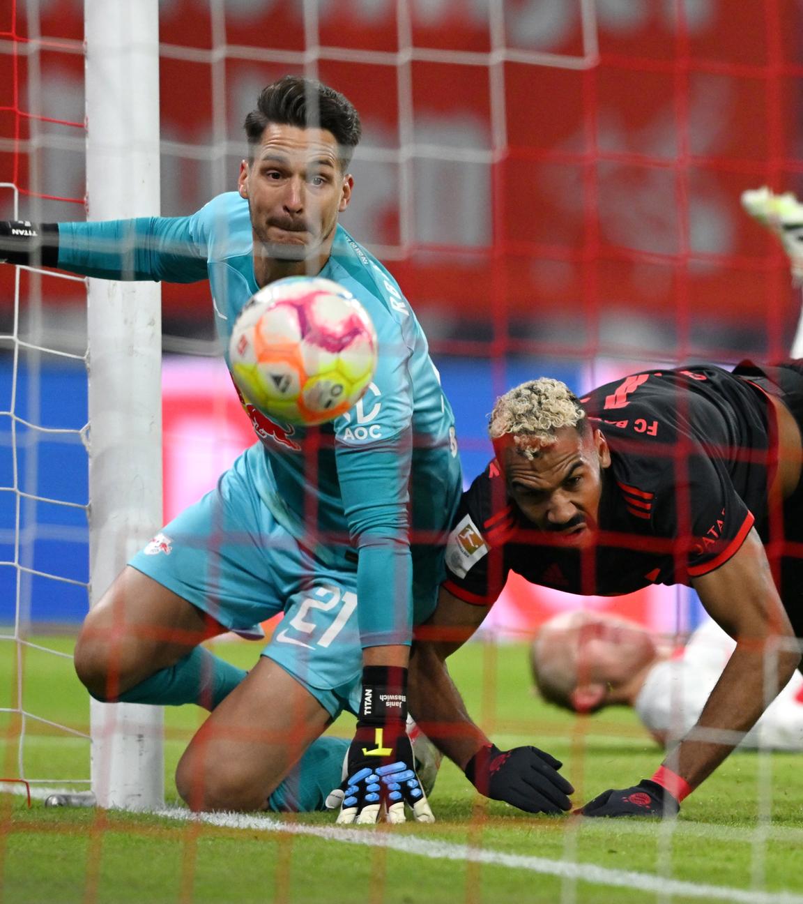 Der Münchner Eric Maxim Choupo-Moting (C) erzielt am 20.01.2023 in Leipzig beim Bundesliga-Fußballspiel zwischen RB Leipzig und dem FC Bayern München die 1:0-Führung gegen Leipzigs Torhüter Janis Blaswich (L).