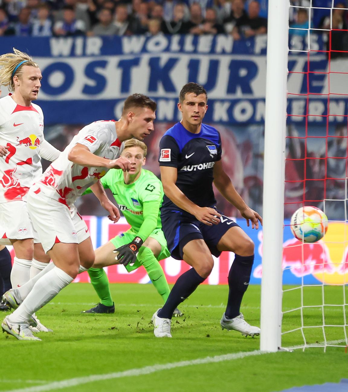 15.10.2022, Sachsen, Leipzig: Fußball: Bundesliga, 10. Spieltag, RB Leipzig - Hertha BSC in der Red-Bull-Arena. Leipzigs Willi Orban (l) trifft zum 3:0.