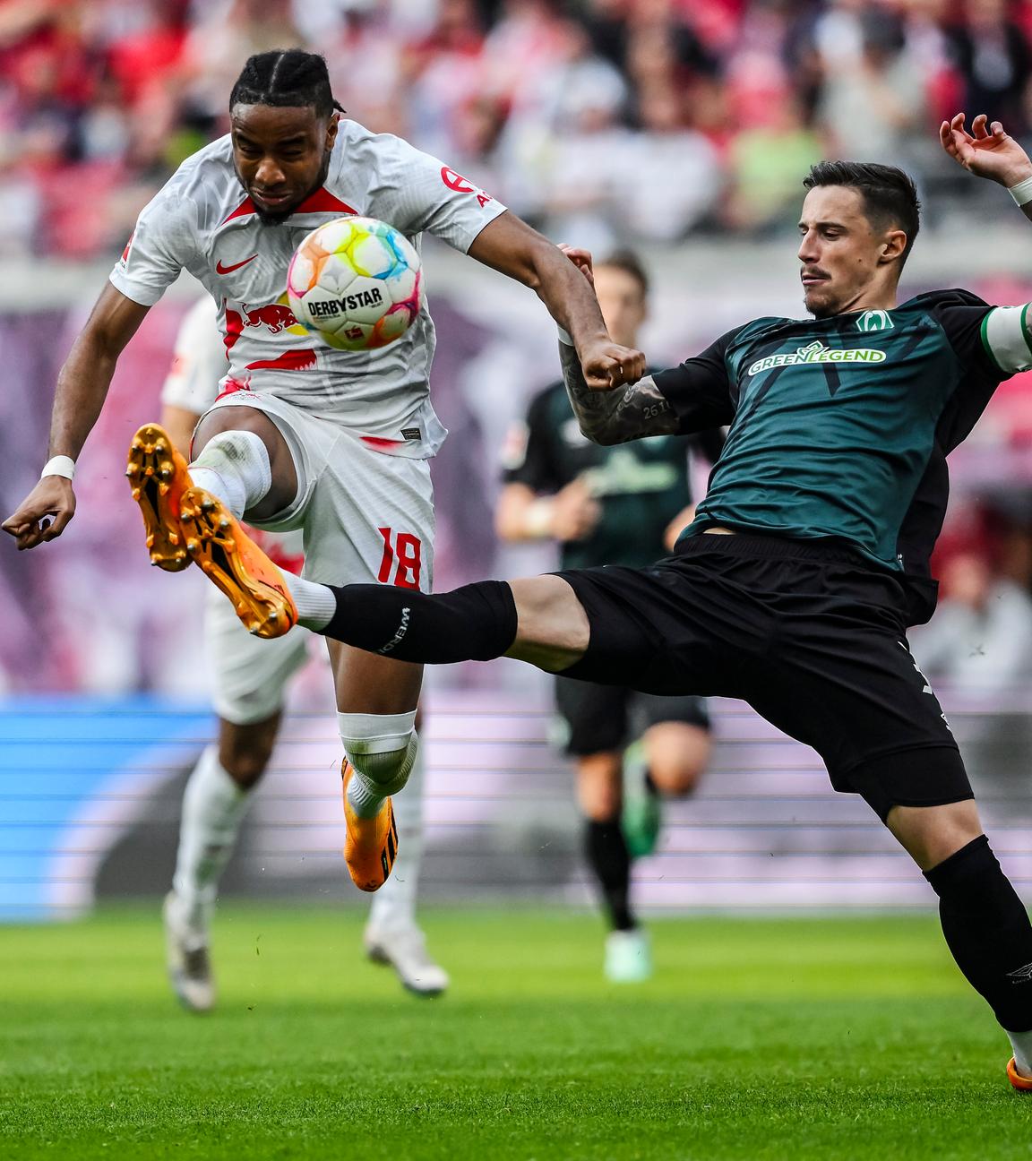 Der Leipziger Christopher Nkunku (l.) im Einsatz gegen den Bremer Marco Friedl beim Bundesliga-Fußballspiel zwischen RB Leipzig und dem SV Werder Bremen am 14.05.2023 in Leipzig.