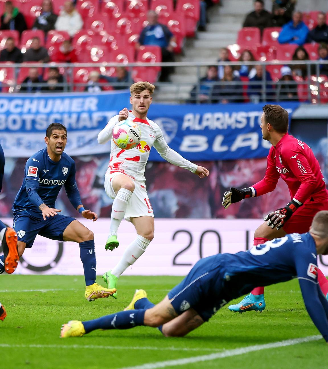 01.10.2022, Sachsen, Leipzig: Fußball: Bundesliga, 8. Spieltag, RB Leipzig - VfL Bochum in der Red-Bull-Arena. Leipzigs Timo Werner trifft hier noch nicht gegen Bochums Torwart Manuel Riemann und Spieler Cristian Gamboa (l).