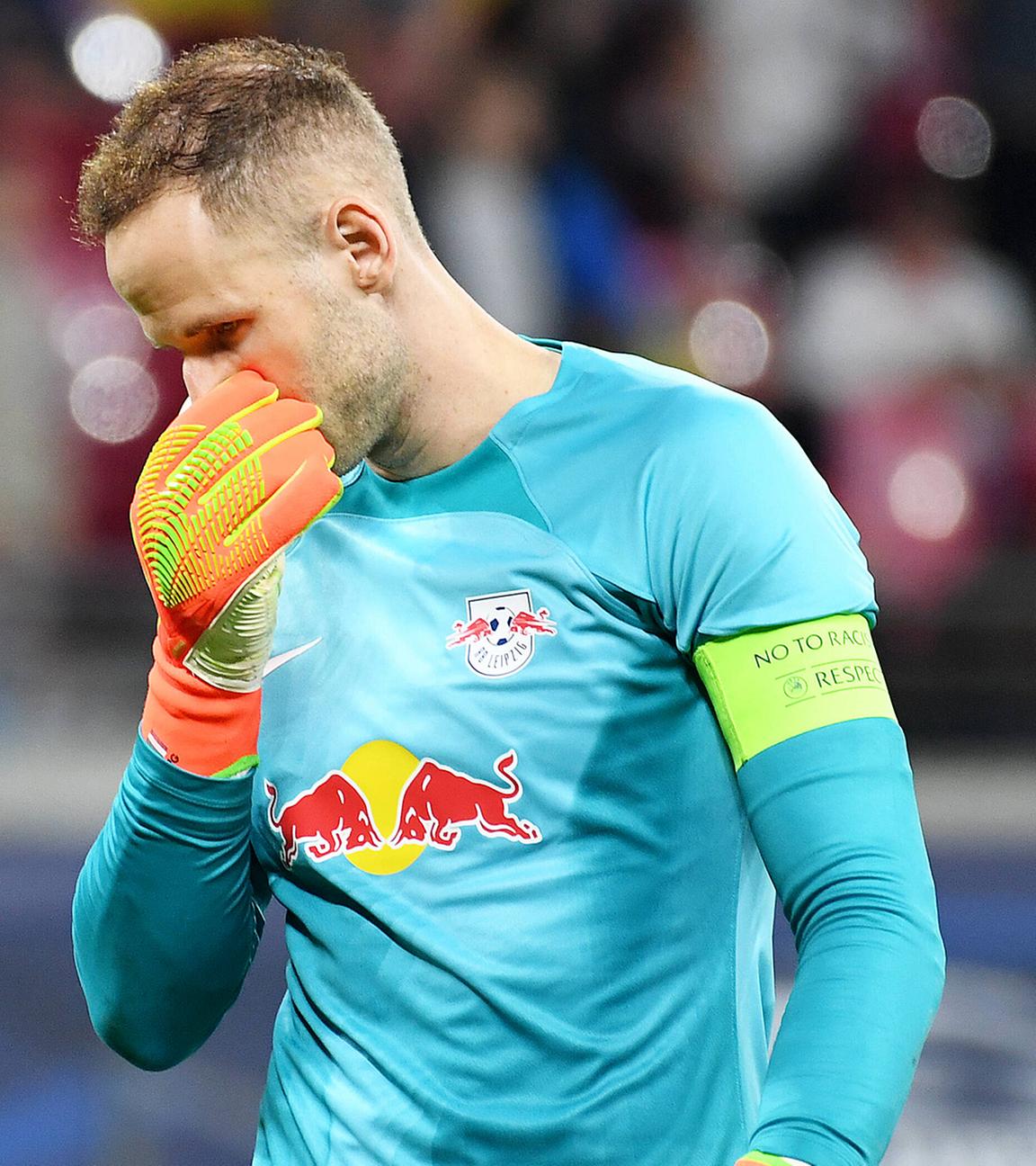 Leipzigs Torwart Peter Gulacsi enttäuscht beim Spiel gegen Donezk am 06.09.2022 in Leipzig.