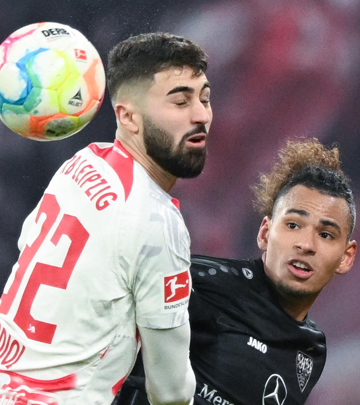 Leipzigs Josko Gvardiol (l) und Stuttgarts Juan José Perea kämpfen um den Ball.