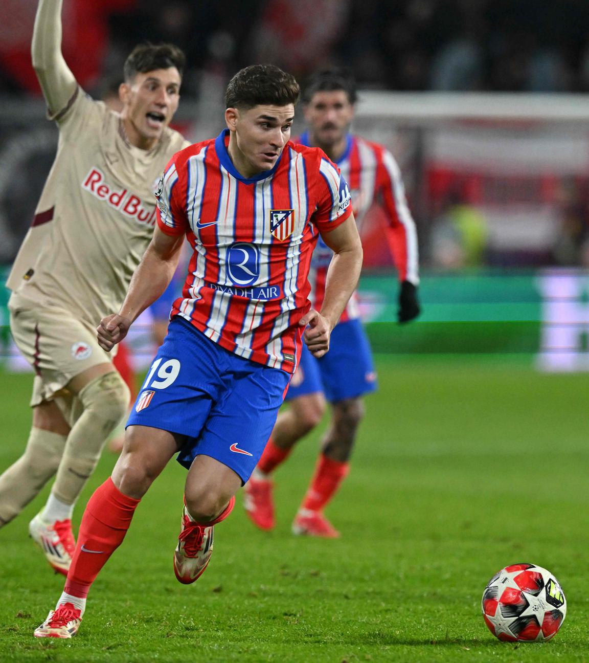 Julian Alvarez (19), argentinischer Stürmer von Atletico Madrid, kontrolliert den Ball.