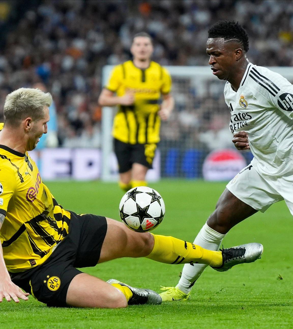 Vinicius Junior von Real Madrid CF und Niklas Süle von Borussia Dortmund kämpfen um den Ball.