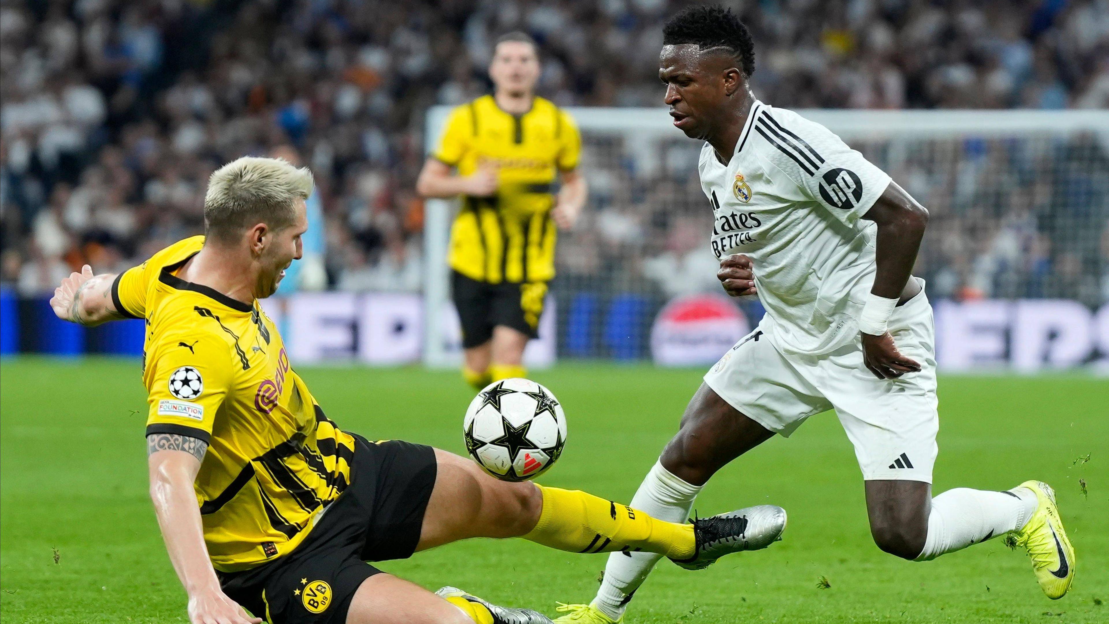 Vinicius Junior von Real Madrid CF und Niklas Süle von Borussia Dortmund kämpfen um den Ball.