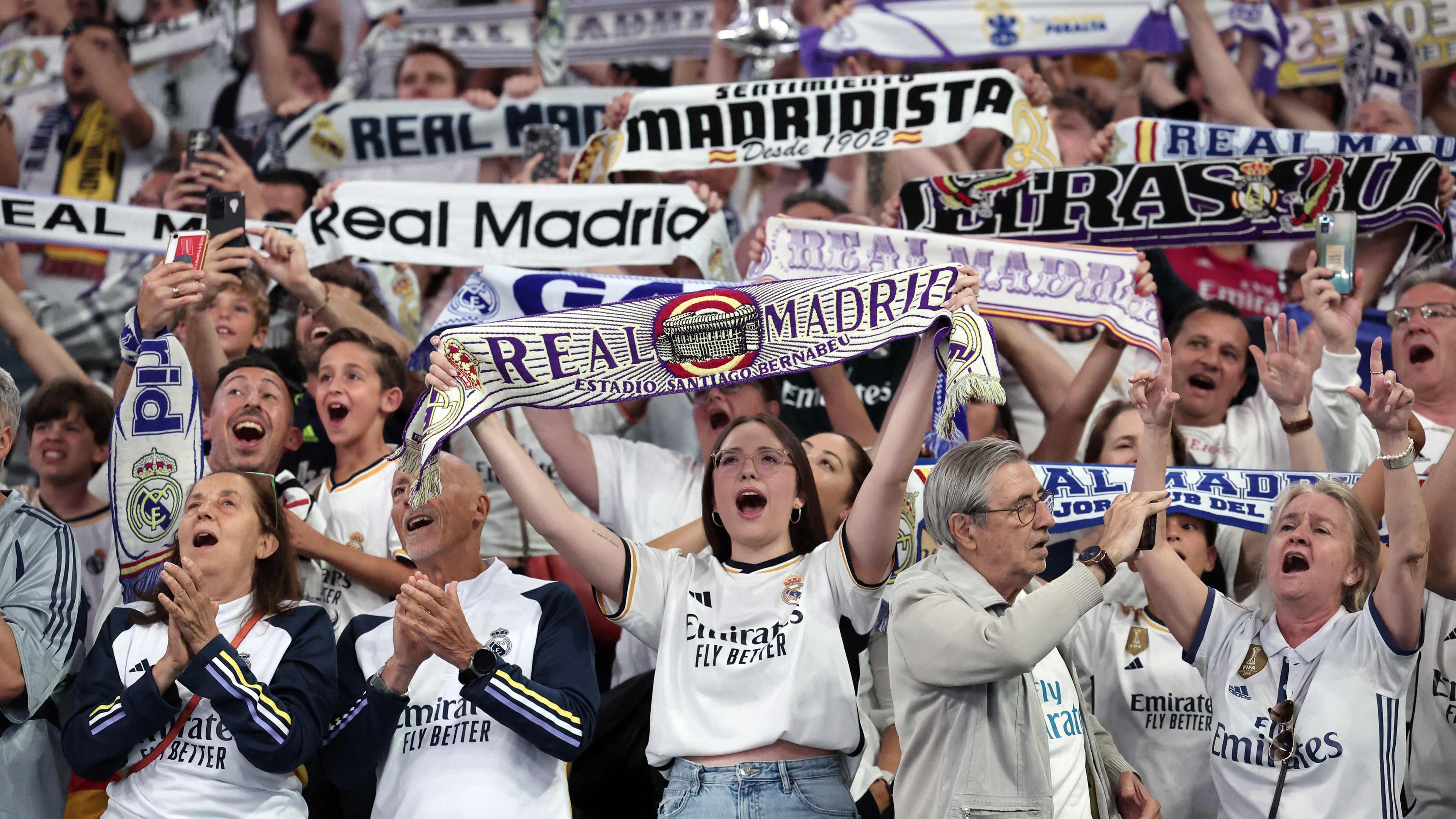 Jubelnde Fans des Vereins Real Madrid