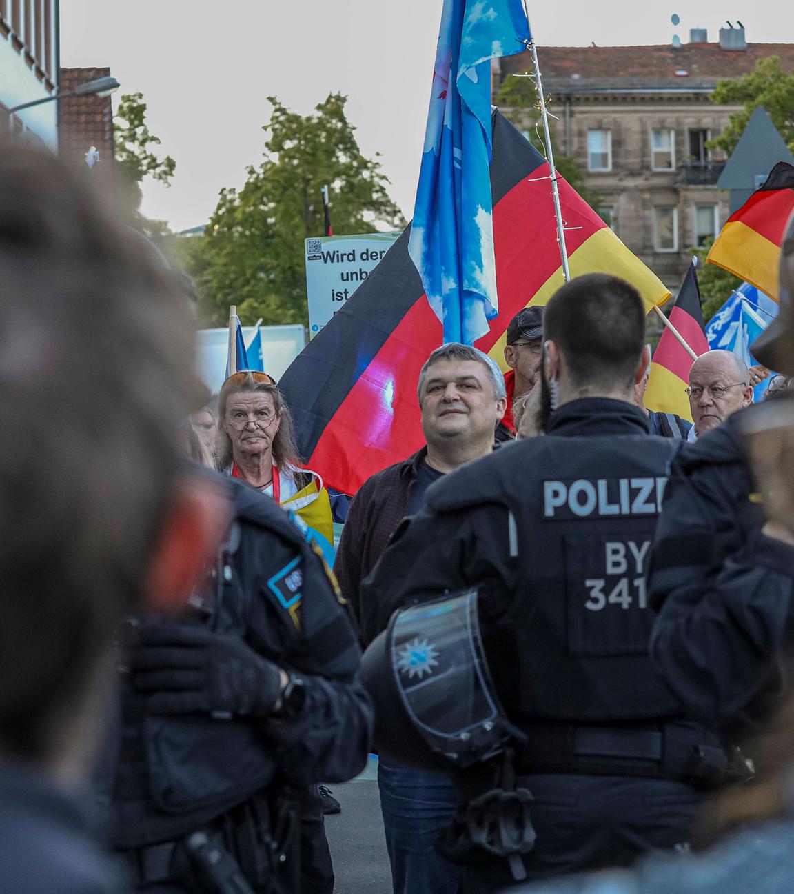 Anhänger der AfD-nahen offen rechtsextrem agierende selbsternannen Team Menschenrechte bei ihrem montäglichen Protest in Nürnberg.