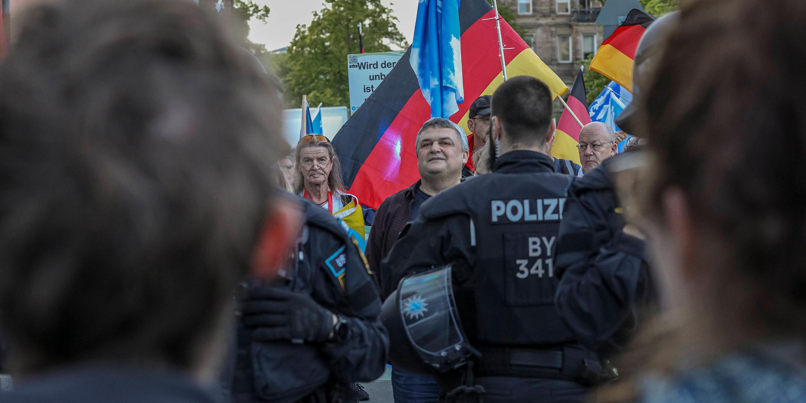 Anhänger der AfD-nahen offen rechtsextrem agierende selbsternannen Team Menschenrechte bei ihrem montäglichen Protest in Nürnberg.