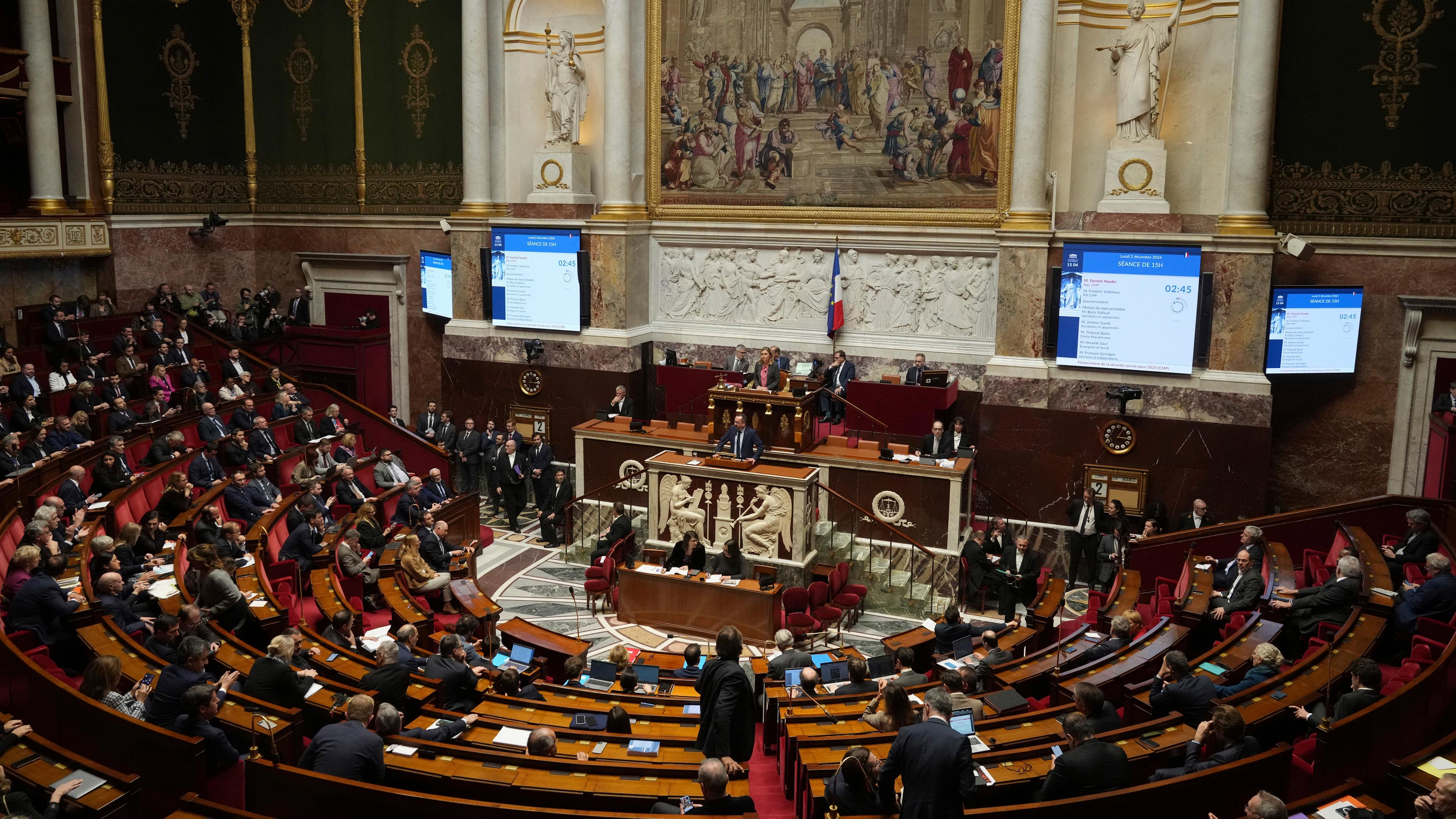 Frankreich, Paris: Parlamentsmitglieder versammeln sich