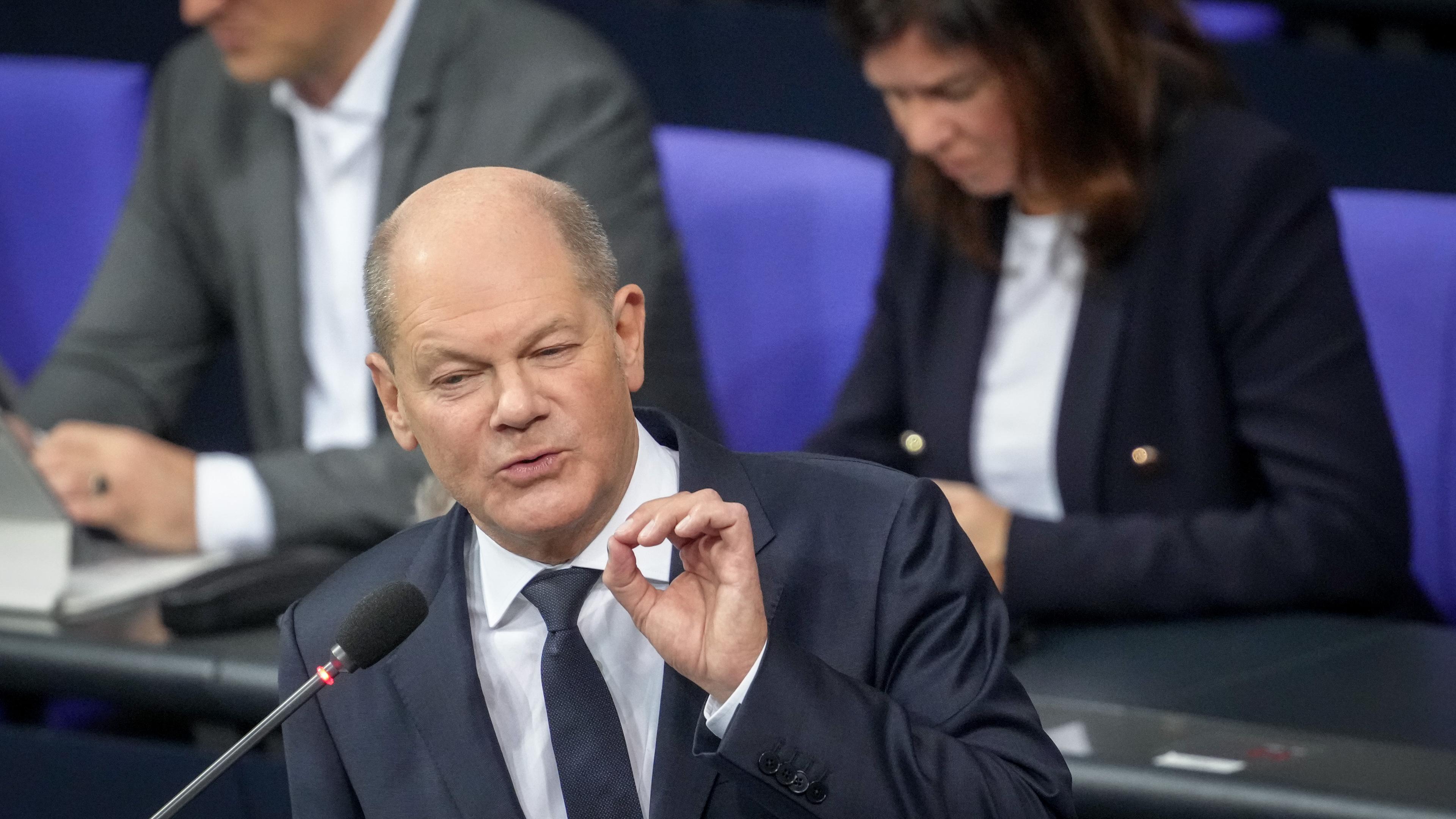 Bundeskanzler Olaf Scholz nimmt an der Befragung der Bundesregierung im Bundestag teil.