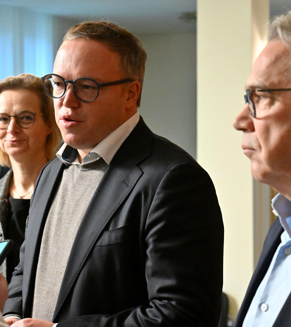 Thüringen, Erfurt: Katja Wolf (l-r, BSW), Mario Voigt (CDU) und Georg Maier (SPD) beim Statement nach einem Gespräch der Koalition aus CDU, BSW und SPD und den Spitzen der Linken im Thüringer Landtag.