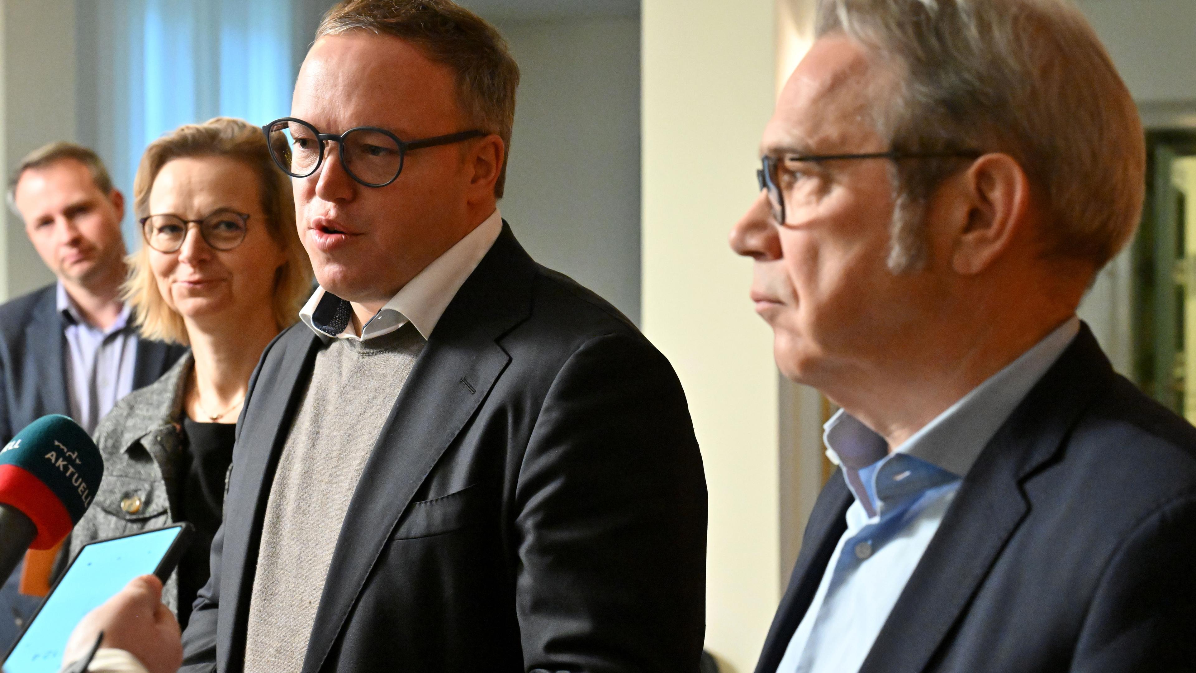 Thüringen, Erfurt: Katja Wolf (l-r, BSW), Mario Voigt (CDU) und Georg Maier (SPD) beim Statement nach einem Gespräch der Koalition aus CDU, BSW und SPD und den Spitzen der Linken im Thüringer Landtag.