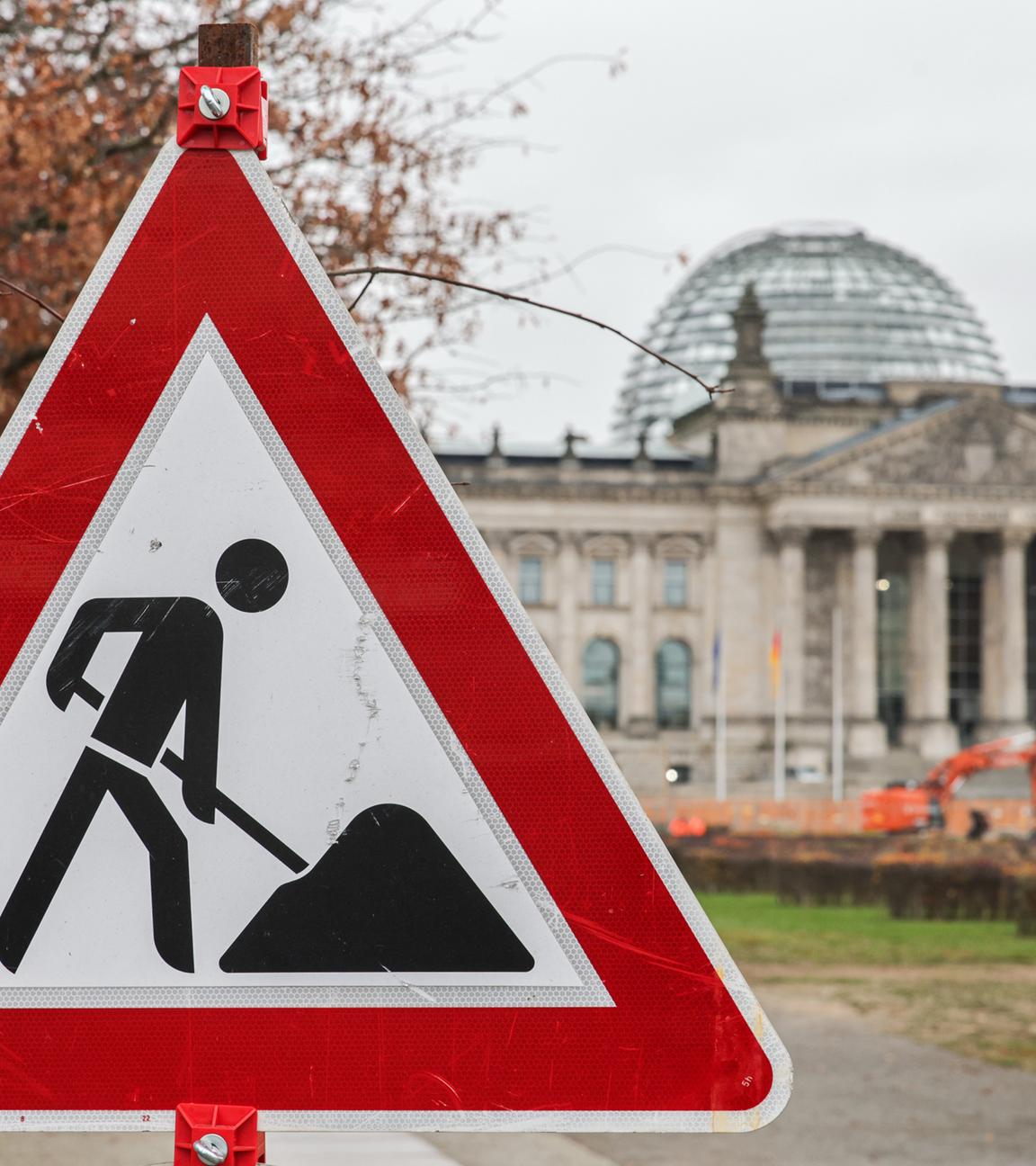 Ein Baustellenschild steht vor dem Bundestag. 