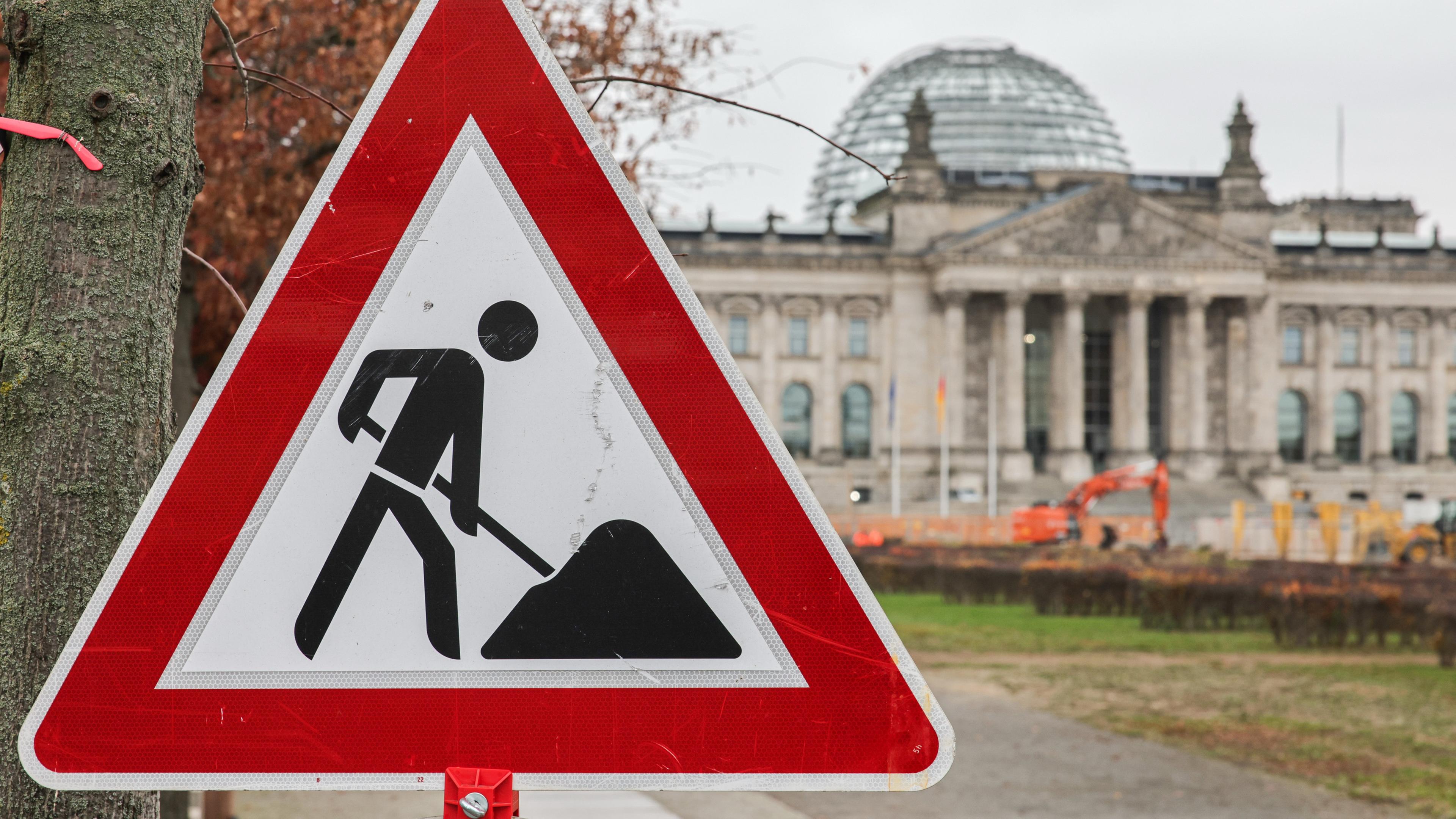 Ein Baustellenschild steht vor dem Bundestag. 